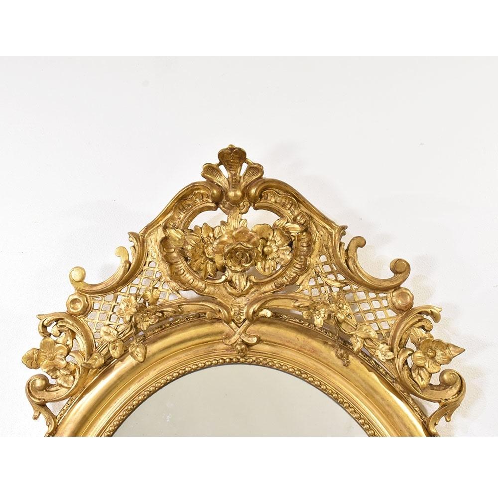 French Miroir ovale ancien avec Cimasa et fleurs, doré à l'or pur, 19e siècle. en vente
