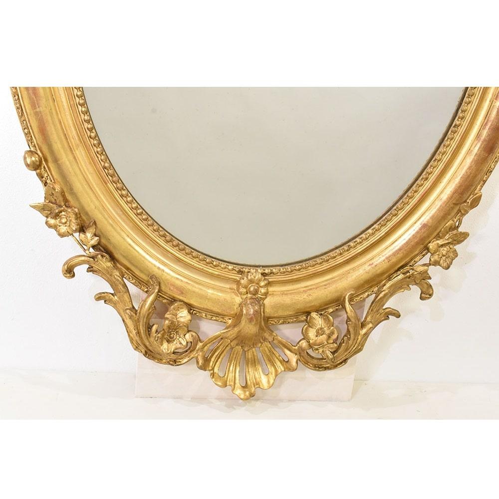 Doré Miroir ovale ancien avec Cimasa et fleurs, doré à l'or pur, 19e siècle. en vente