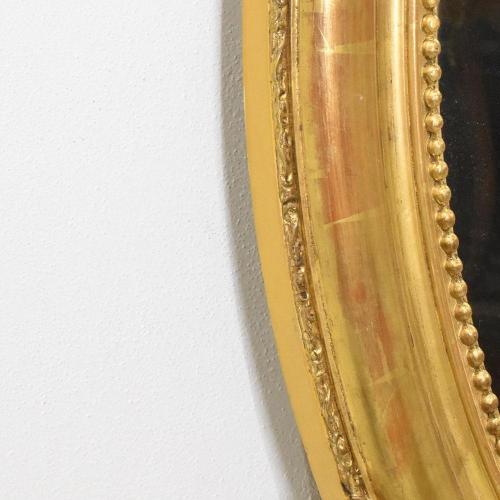19th Century Miroir ovale ancien avec Cimasa et fleurs, doré à l'or pur, 19e siècle. en vente