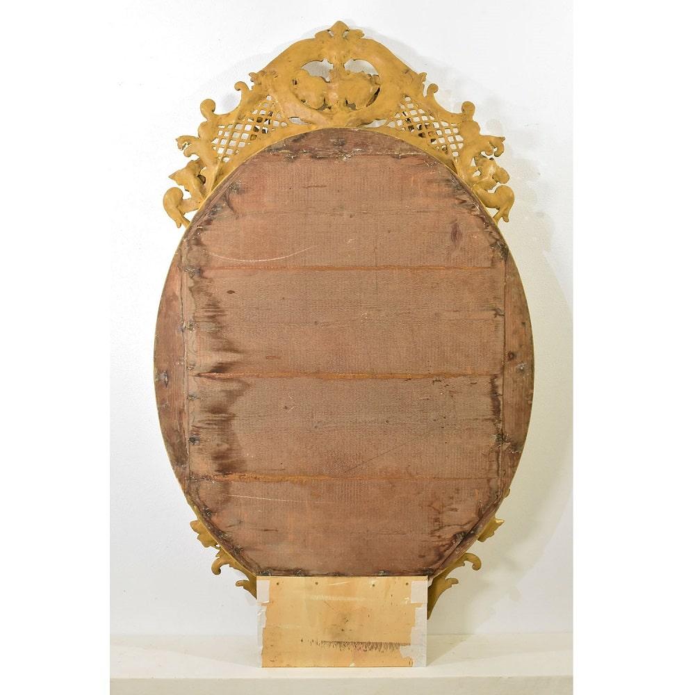 Miroir ovale ancien avec Cimasa et fleurs, doré à l'or pur, 19e siècle. en vente 1