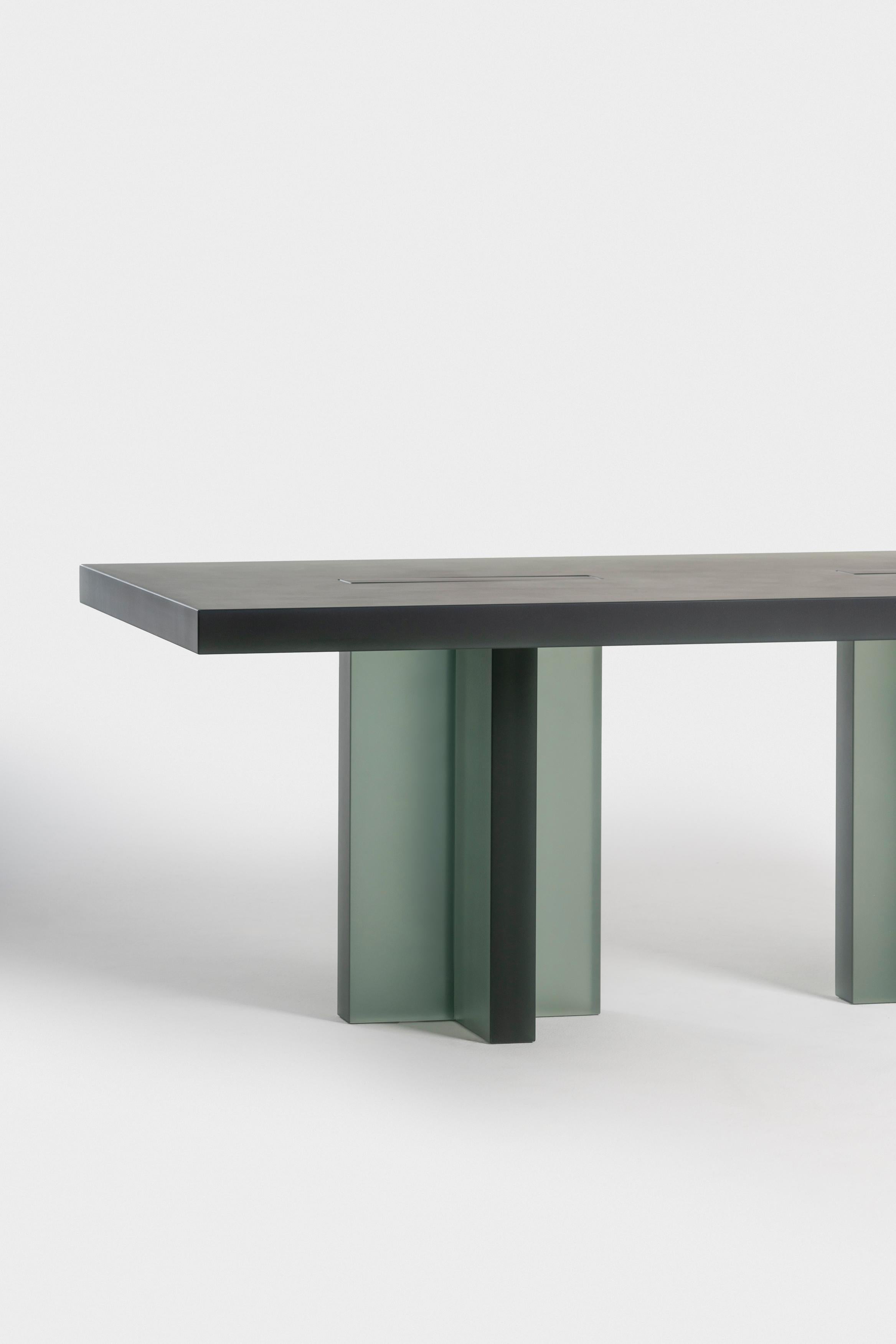 ++ TABLE lleva la resina hasta sus límites, utilizando su capacidad única de manipular la luz, el color y la transparencia para crear volúmenes que parecen casi efímeros.

Dos patas en forma de 