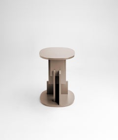 Table d'appoint beige "Tamer" par Adrian Escarfullery