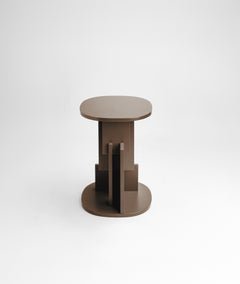 Table d'appoint beige foncé "Tamer" par Adrian Escarfullery