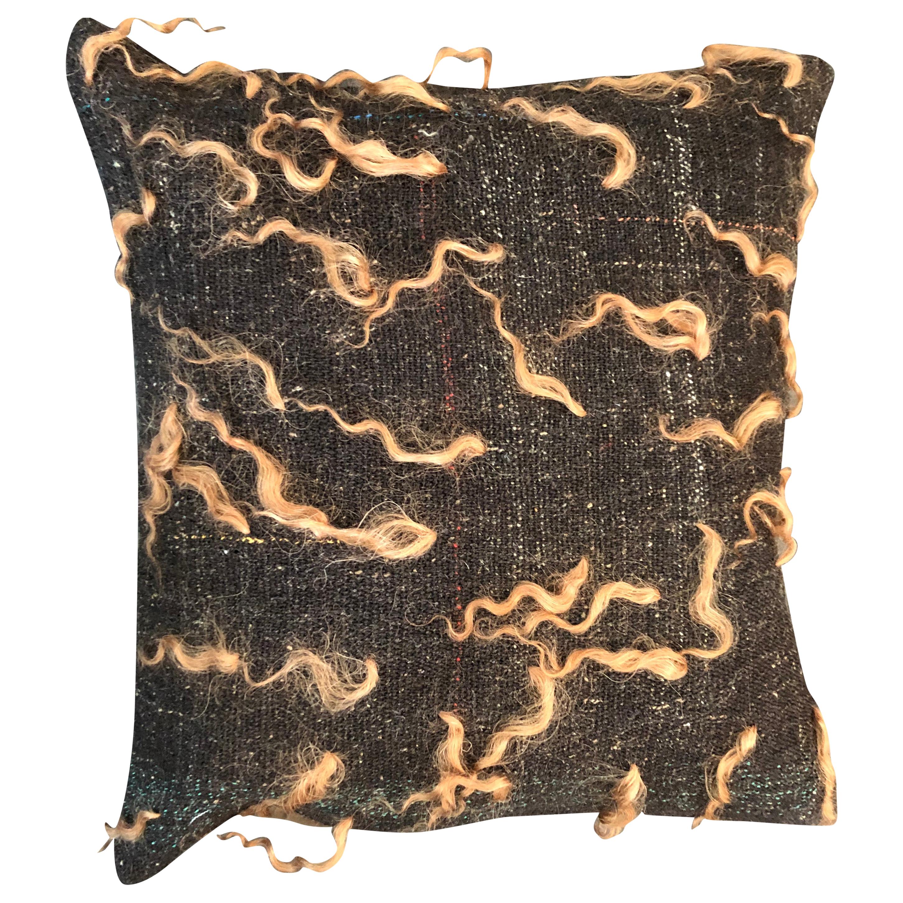 L'oreiller en laine marron « Unico » de Le Lampade en vente