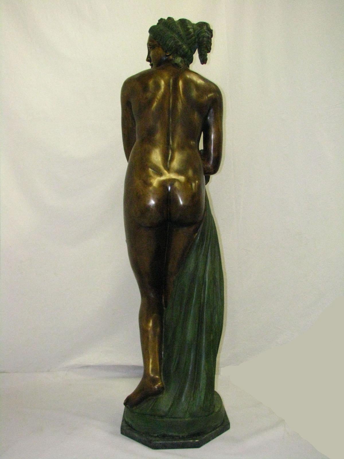 Européen Sculpture en bronze « Vénus Italica » signée « Canova » en vente