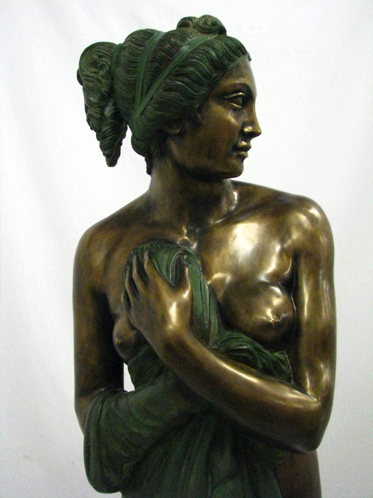 Patiné Sculpture en bronze « Vénus Italica » signée « Canova » en vente