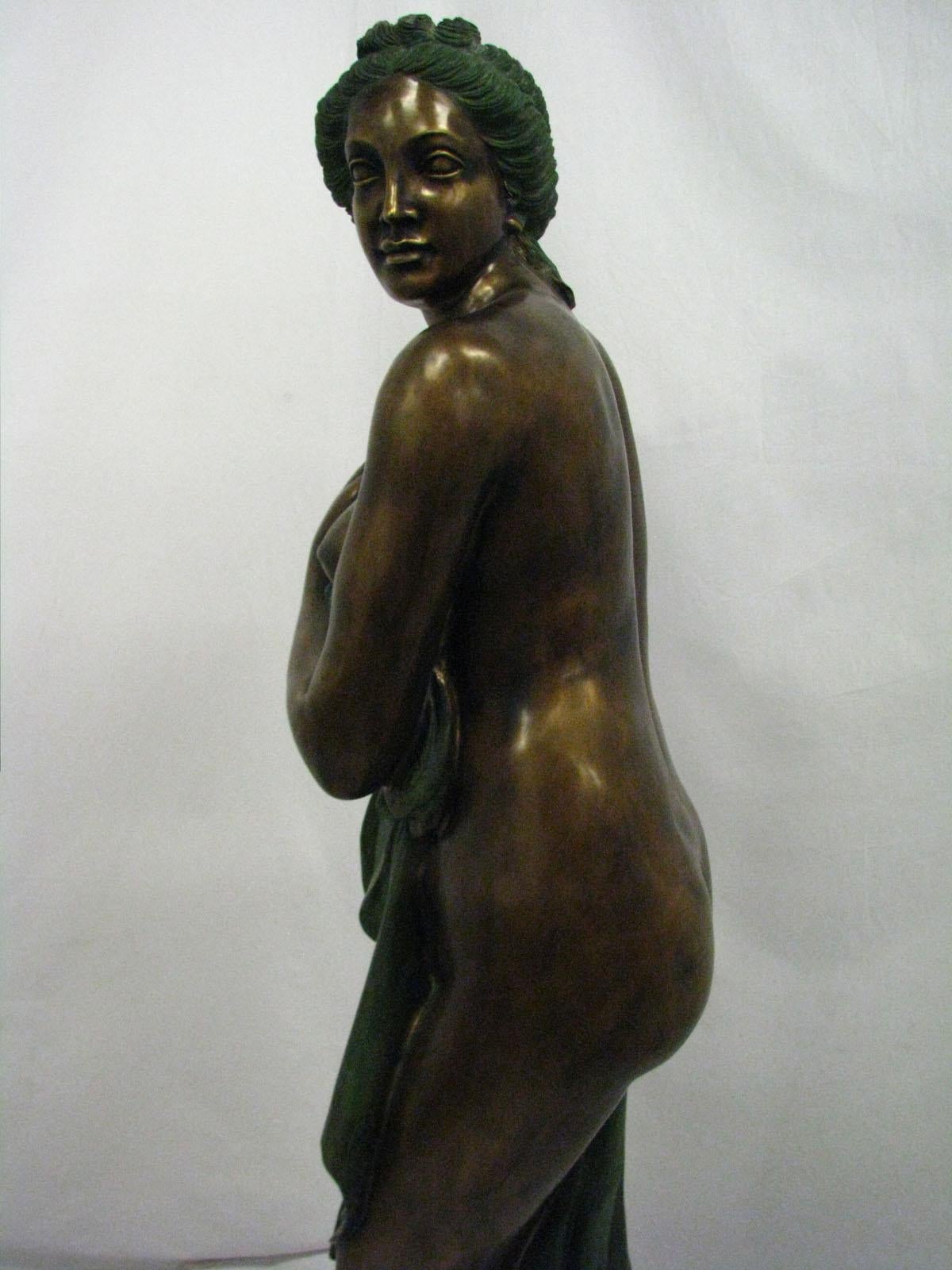 Bronze Sculpture en bronze « Vénus Italica » signée « Canova » en vente