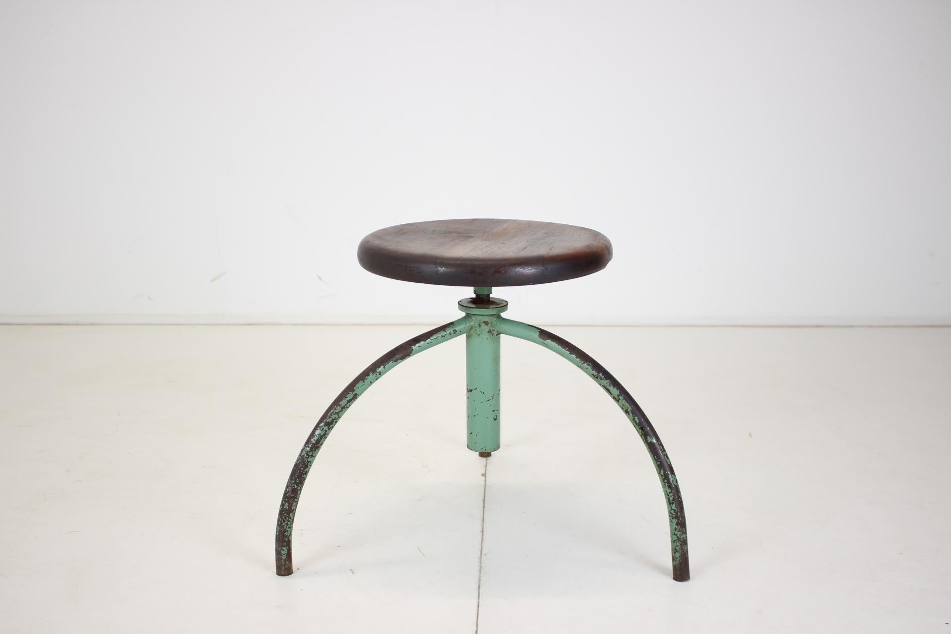 - Made in Czechoslovakia
-Cleaned
-Patina
- Measures: height when stretched 59 cm
-diameter of wooden seat 35cm.