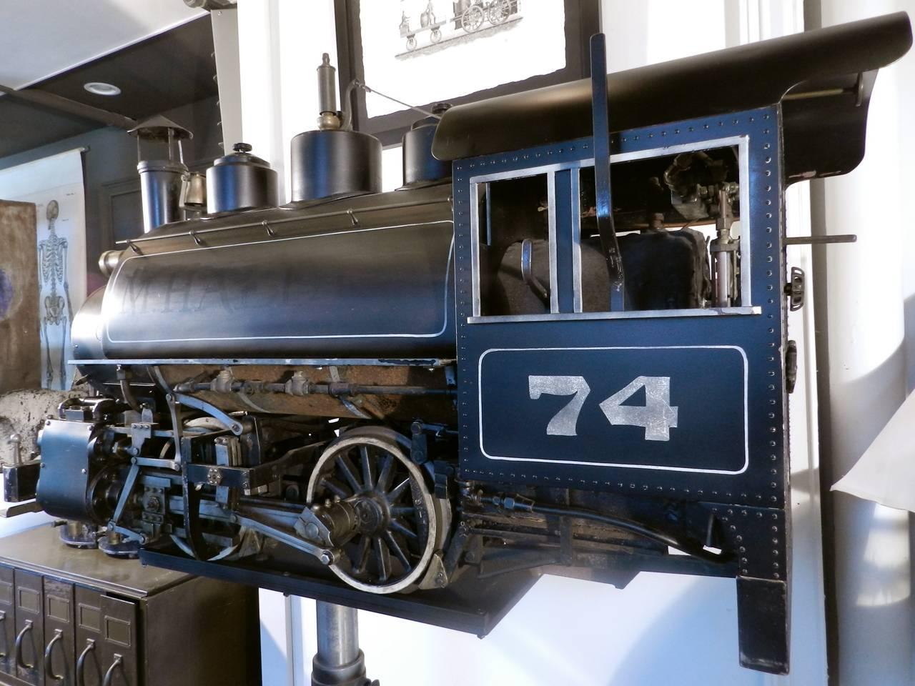 Il s'agit d'un moteur de chemin de fer de bonne taille (écartement de 7,5 pouces). La balance est suffisamment grande et puissante pour tirer un adulte et plusieurs enfants sur des voitures derrière elle. Il a été construit à la main en 1974 par M.