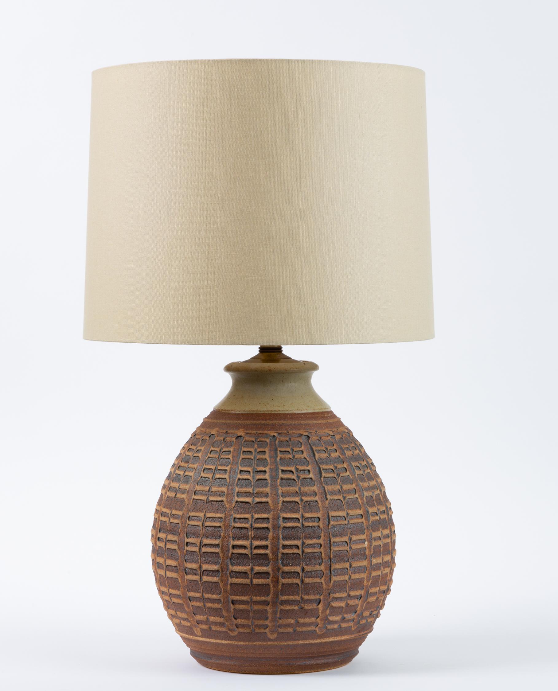A large table lamp with a textured stoneware base by California ceramicist Bob Kinzie for Affiliated Craftsmen, the studio he founded in the 1970s. Kinzie’s work is distinguished by his ability to apply texture while his pieces were still on the