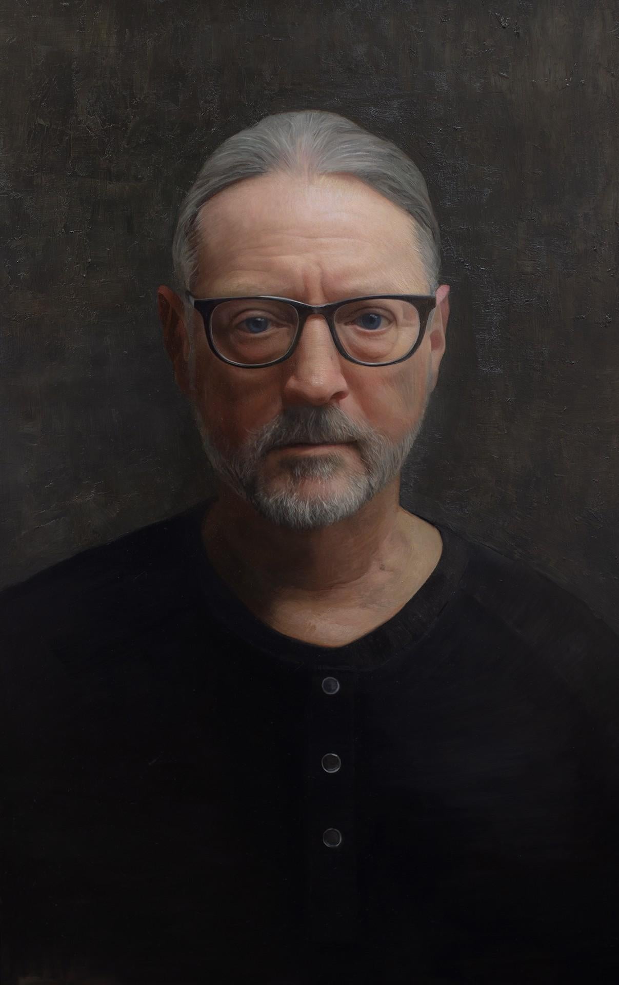 David Kassans "Self-Portrait at 72" (2021) ist eine introspektive Erkundung der Zukunft, in der sich der Künstler als älterer Mensch vorstellt. Das in Öl auf Acrylspiegel gemalte Werk mit den Maßen 23 x 14 Zoll in einem Rahmen von 24,37 x 15,37 Zoll