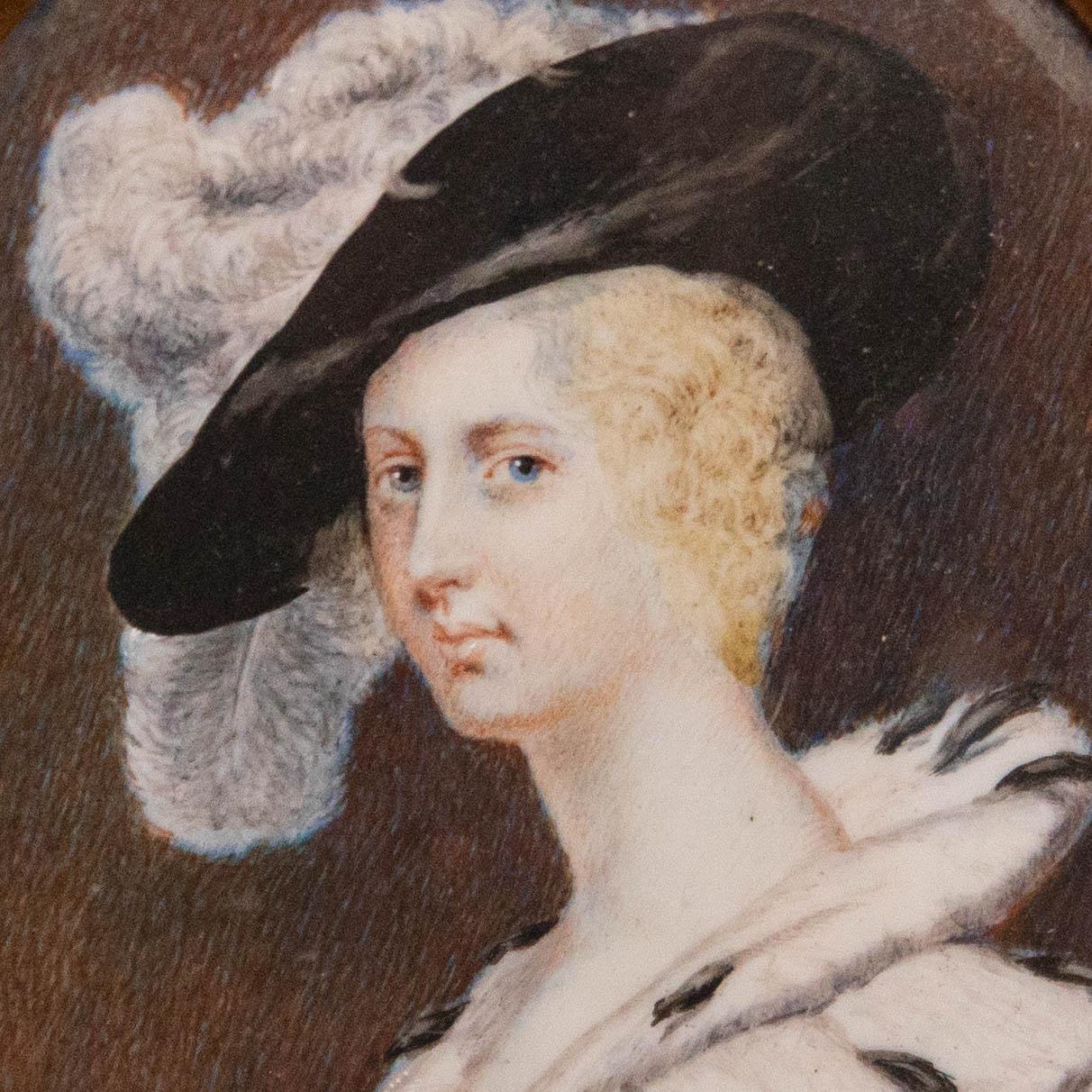 Un affascinante studio in miniatura di una donna elegante con un ampio abito con colletto e un cappello decorato con piume di struzzo. L'artista cattura la donna nei dettagli dell'acquerello con aree di colore del corpo. Senza segno. Presentato in