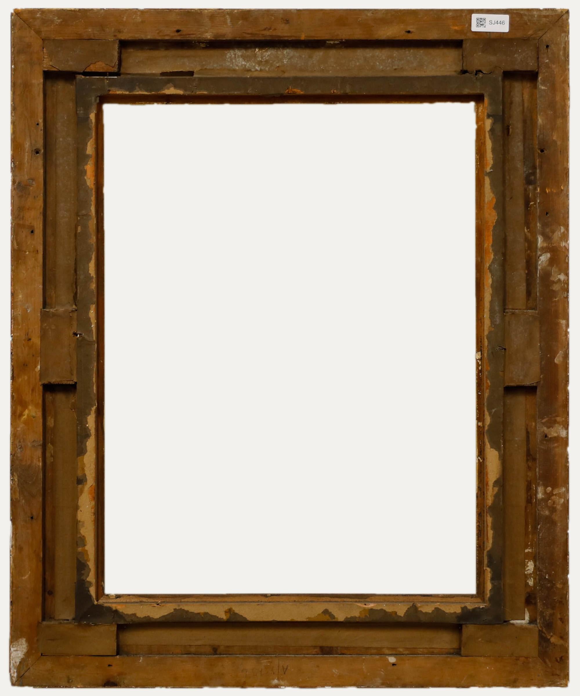 Marco dorado ornamentado del siglo XIX. Acabado con detalles florales y de acanto en la barandilla, ornamentación pronunciada en el centro y las esquinas, y finos motivos corridos. 

Medidas del marco: 

Ventana (60,5 x 46 cm); rebaje (62 x 47 cm);