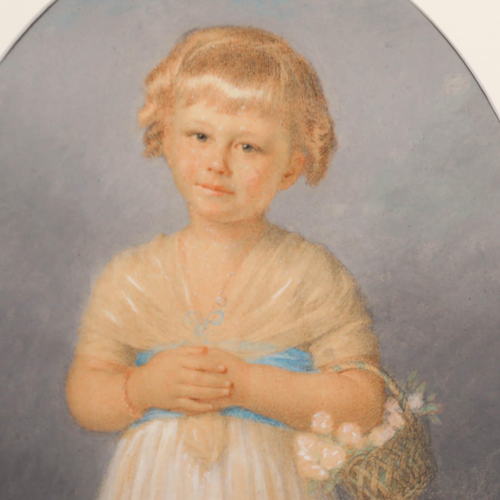 Un encantador retrato de una niña con una cesta de flores rosas, creado con acuarela y pastel. Presentado en un marco dorado con montura ovalada. Reverso de la etiqueta con la inscripción 