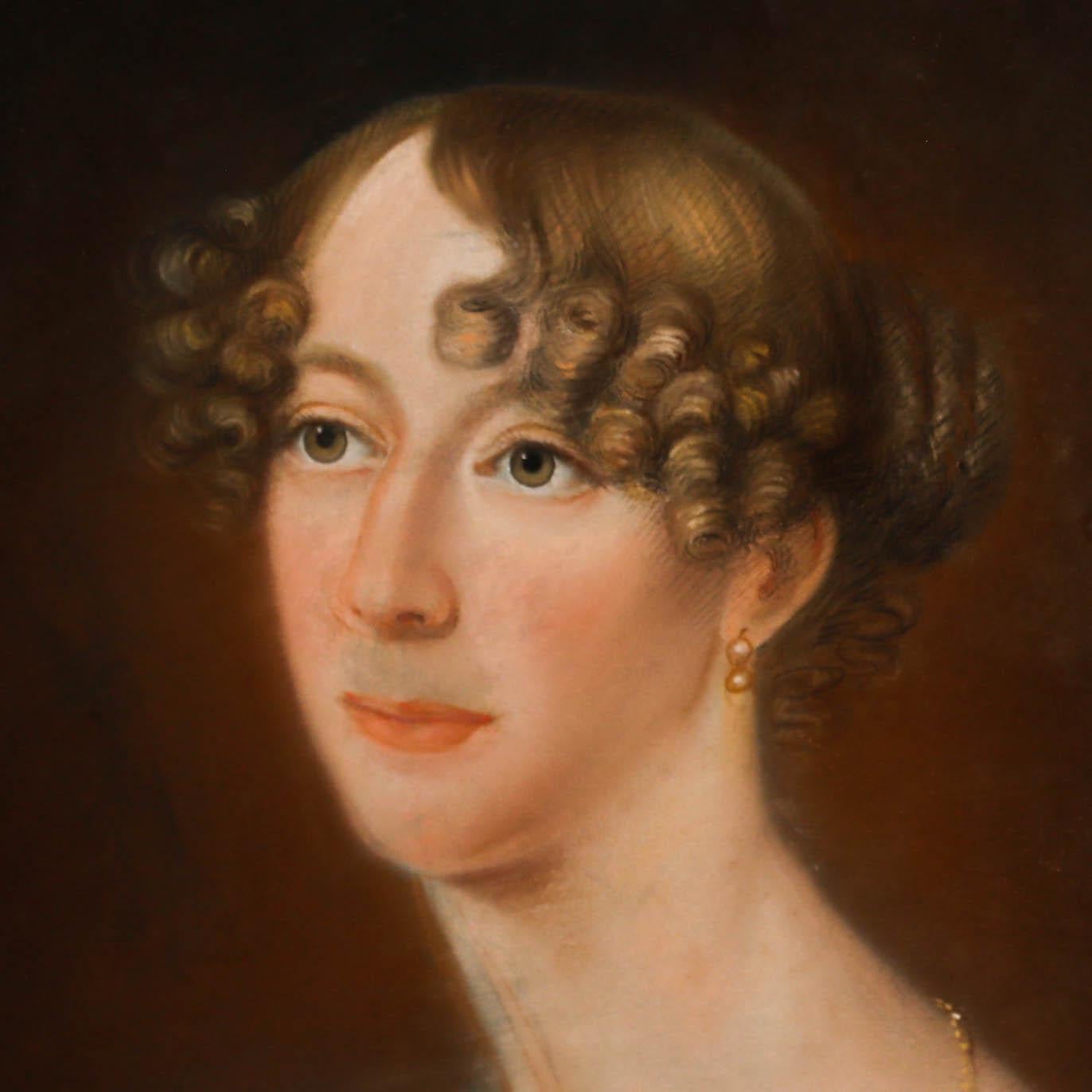 Dieses klassische Porträtgemälde zeigt eine junge Dame in der Kleidung des frühen 19. Jahrhunderts: ein weißes Kleid mit Spitzenbesatz und ein goldenes Medaillon. Das Motiv ist zentral vor einem gedämpften Hintergrund positioniert, wobei der