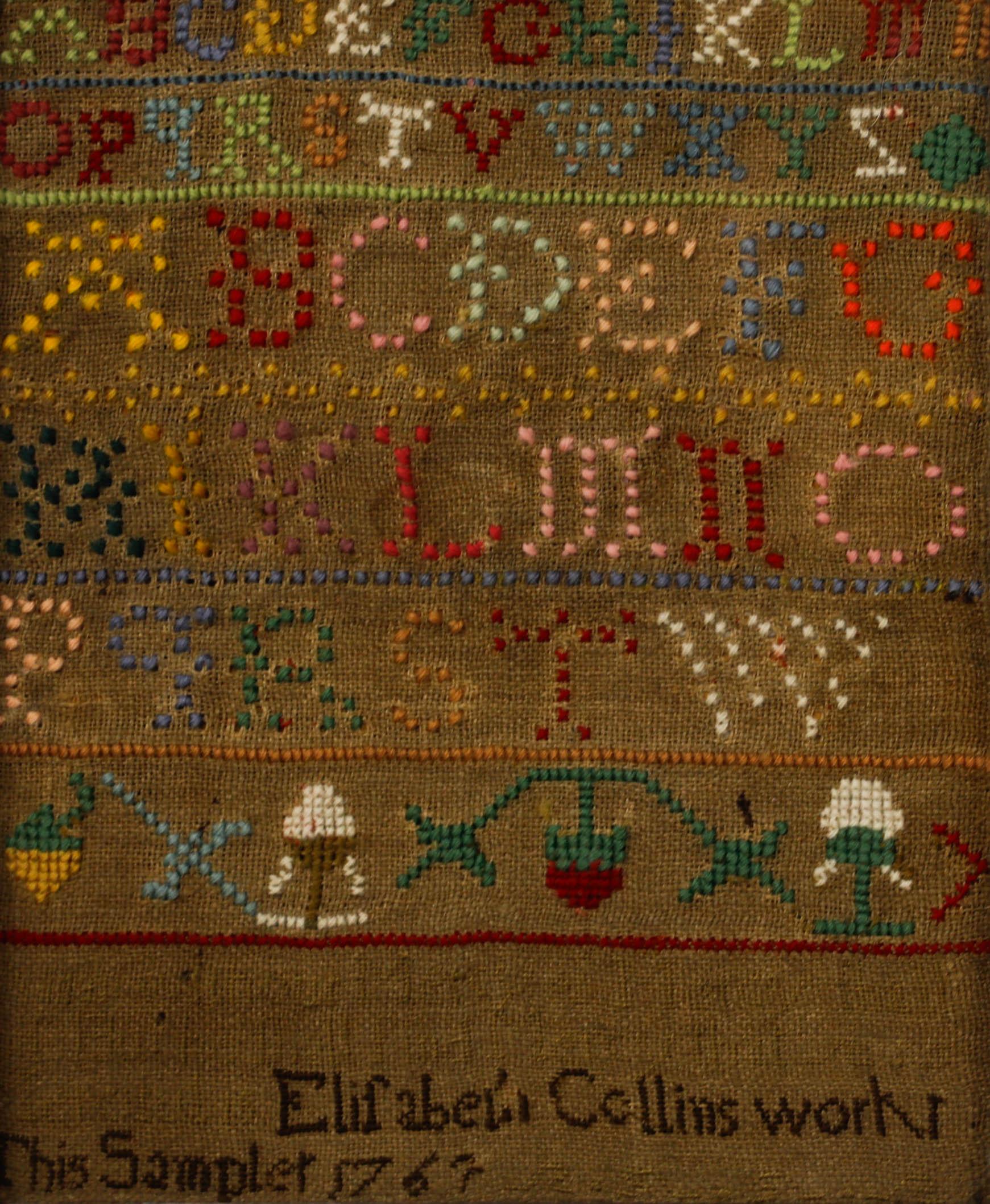 Encantador sampler de 1767 que representa el alfabeto y un motivo floral. Firmado y fechado. Presentado en un marco de madera oscura. Sobre el algodón.