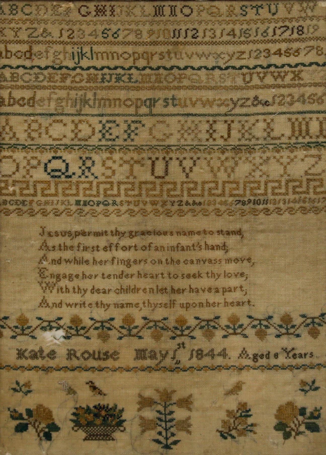Un affascinante sampler vittoriano, ricamato a mano da Kate Rouse nel maggio del 1844, all'età di 8 anni. Casi dell'alfabeto, fiori e un verso sono stati cuciti con cura in filo verde e giallo. Il campionario è stato ben presentato sotto vetro in