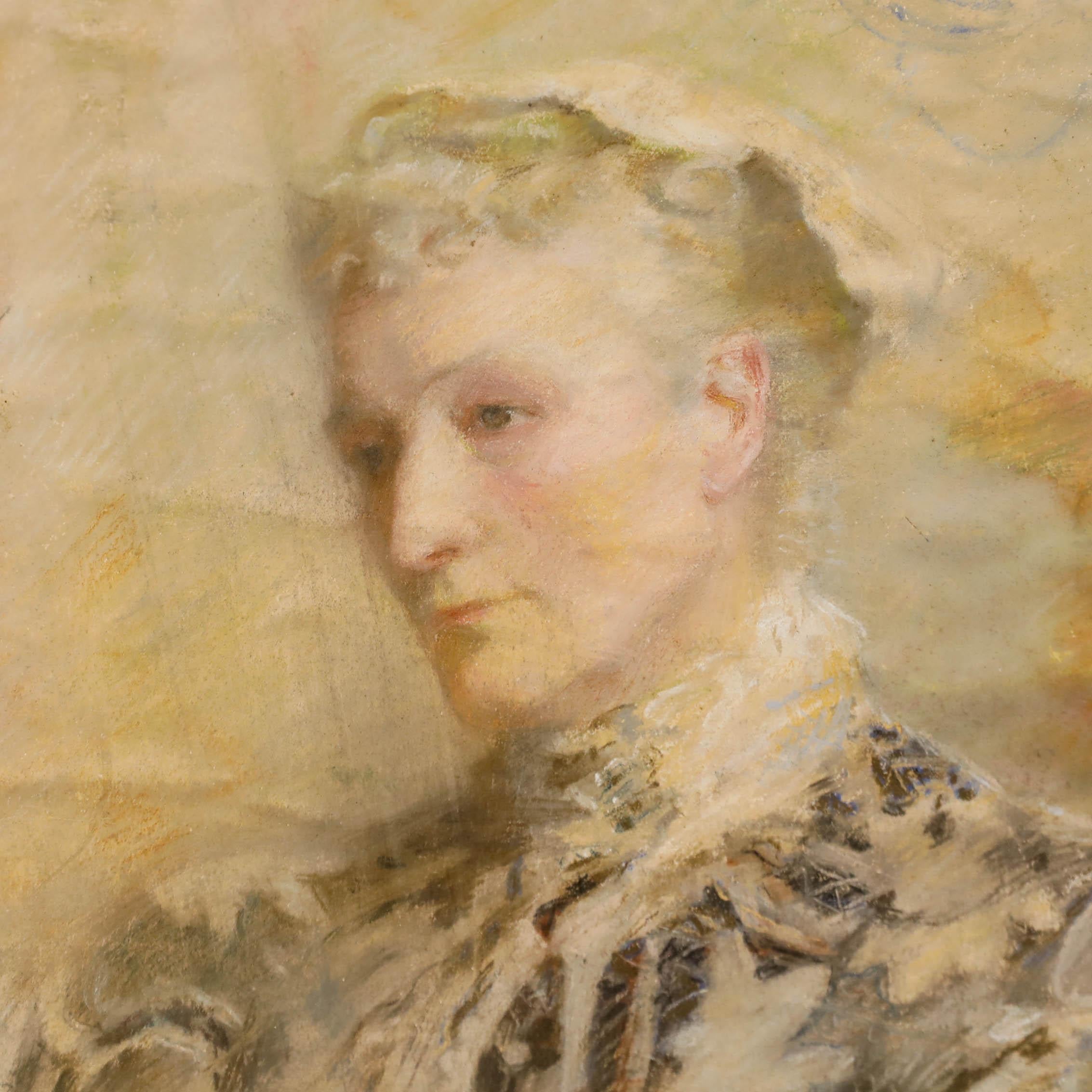Questo affascinante ritratto cattura una signora seduta con un abito scuro e un colletto di pizzo ornato, su uno sfondo morbido e pastello. La pennellata sciolta dell'artista e la tavolozza di colori tenui creano una qualità sognante ed eterea,