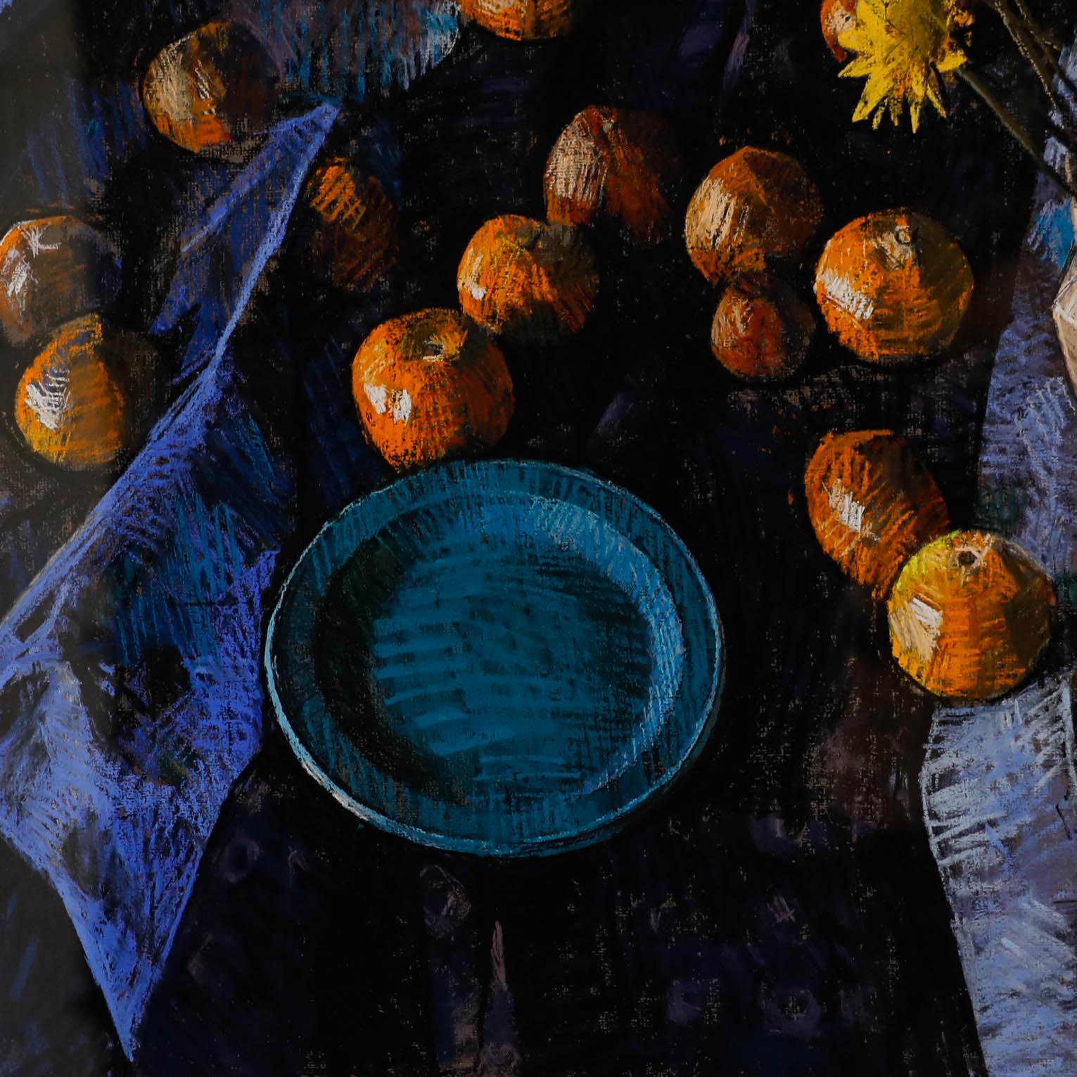 Este cautivador bodegón representa un ajetreado arreglo de mandarinas, un jarrón de cristal retorcido y alegres margaritas amarillas sobre un fondo de rica tela azul. La composición equilibra hábilmente los tonos cálidos y fríos, con los naranjas y