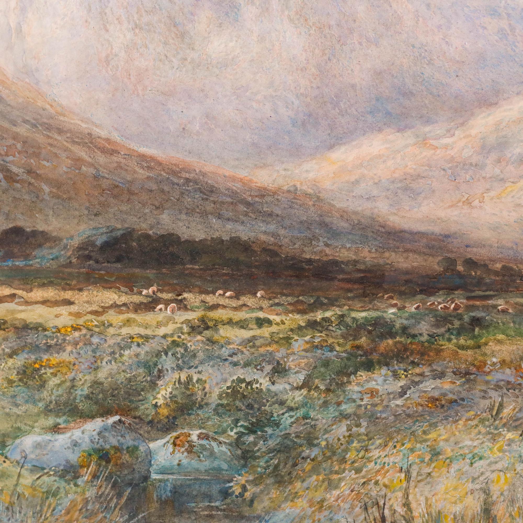 Dieses stimmungsvolle Landschaftsgemälde fängt die ruhige Schönheit der schottischen Highlands mit einem markanten Gipfel ein, der sich in der nebligen Ferne erhebt. Im Vordergrund ist ein ruhiger Bach zu sehen, der sich durch grasbewachsene Wiesen