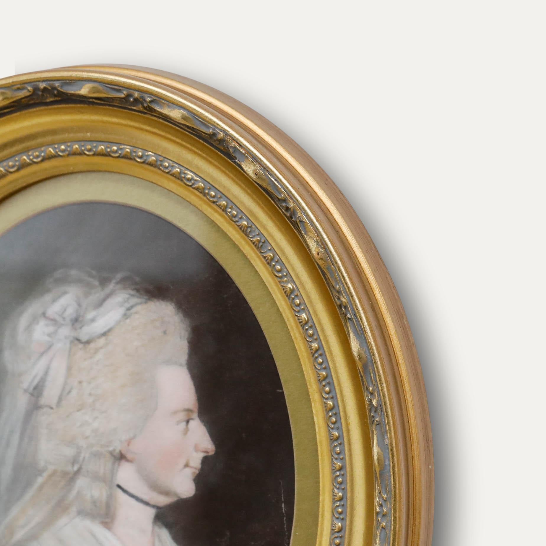 Charmante étude au pastel du début du XIXe siècle représentant une dame en robe bleue. Faisant partie d'une paire de portraits représentant un homme et une femme de profil, la pièce complémentaire est également répertoriée sur notre site web