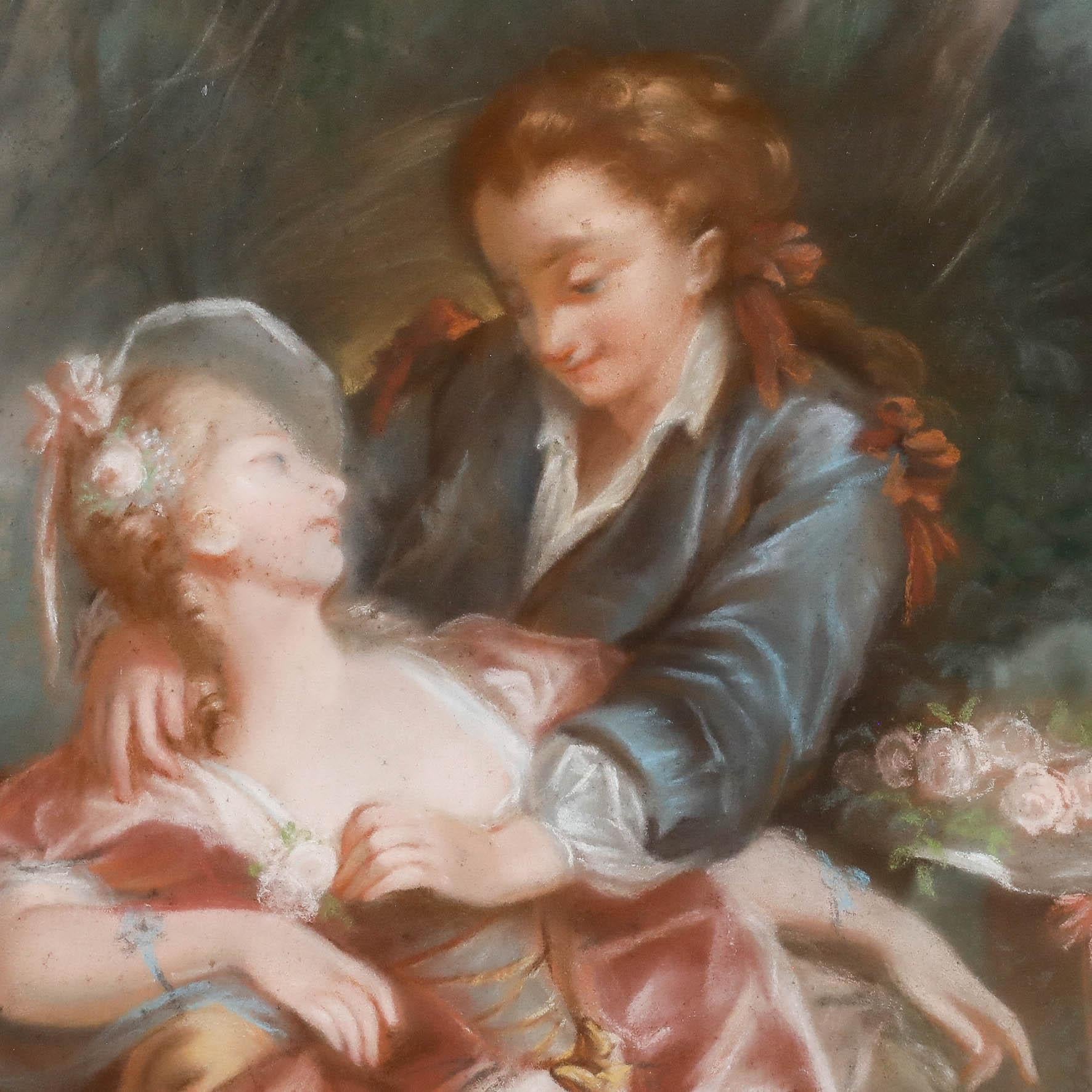 Pastel romantique de la fin du XVIIIe siècle réalisé à la manière de François Boucher (1703-1770), représentant deux amoureux tendrement enlacés dans une forêt éclairée par la lune. À côté d'eux, leurs fidèles chiens sont assis attentivement, un
