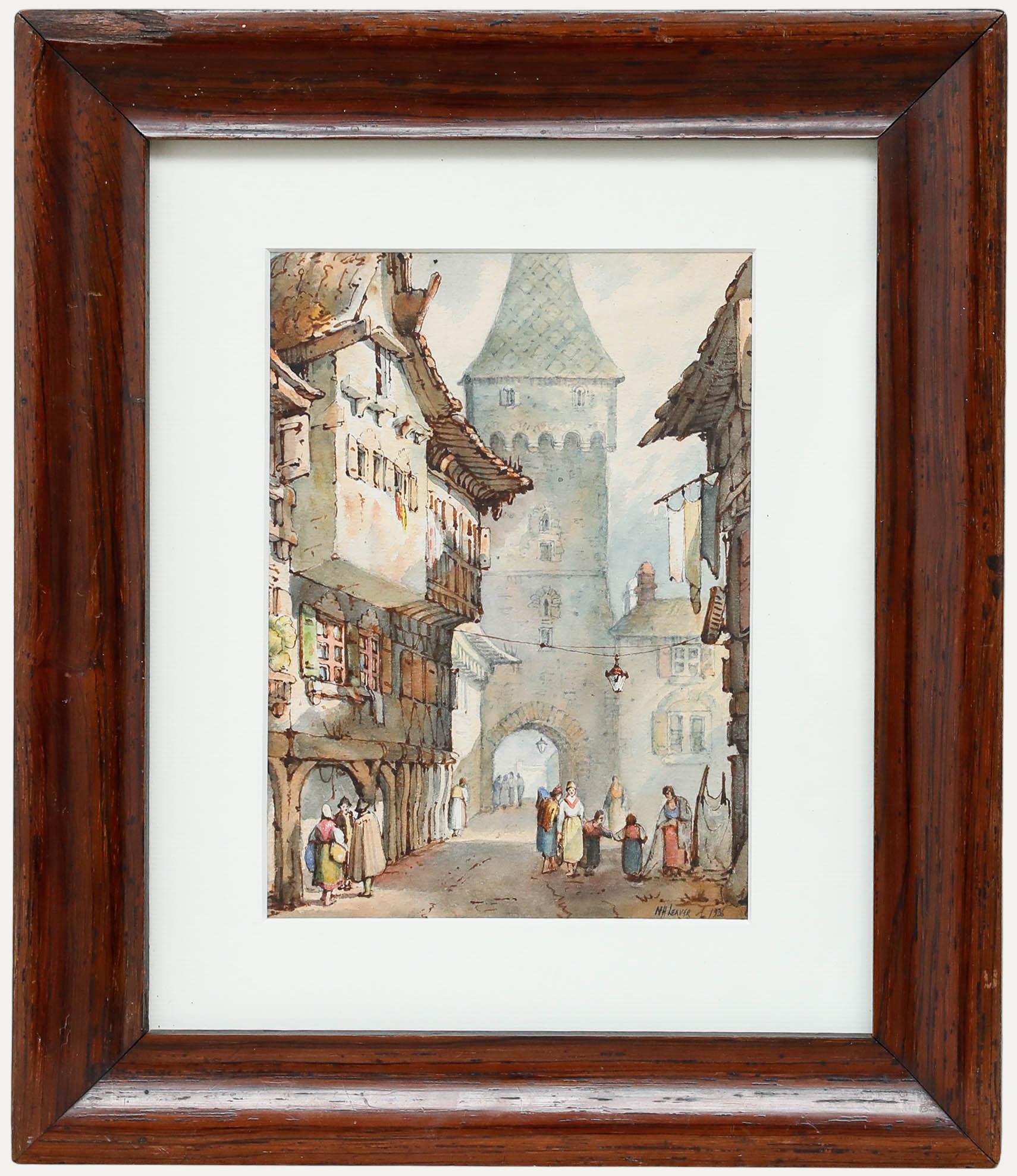 Cette charmante aquarelle de Noel Harry Leaver (1889-1951) représente une rue européenne, avec des bâtiments à colombages dont les étages supérieurs sont en surplomb. La composition attire le regard du spectateur vers une tour de pierre proéminente