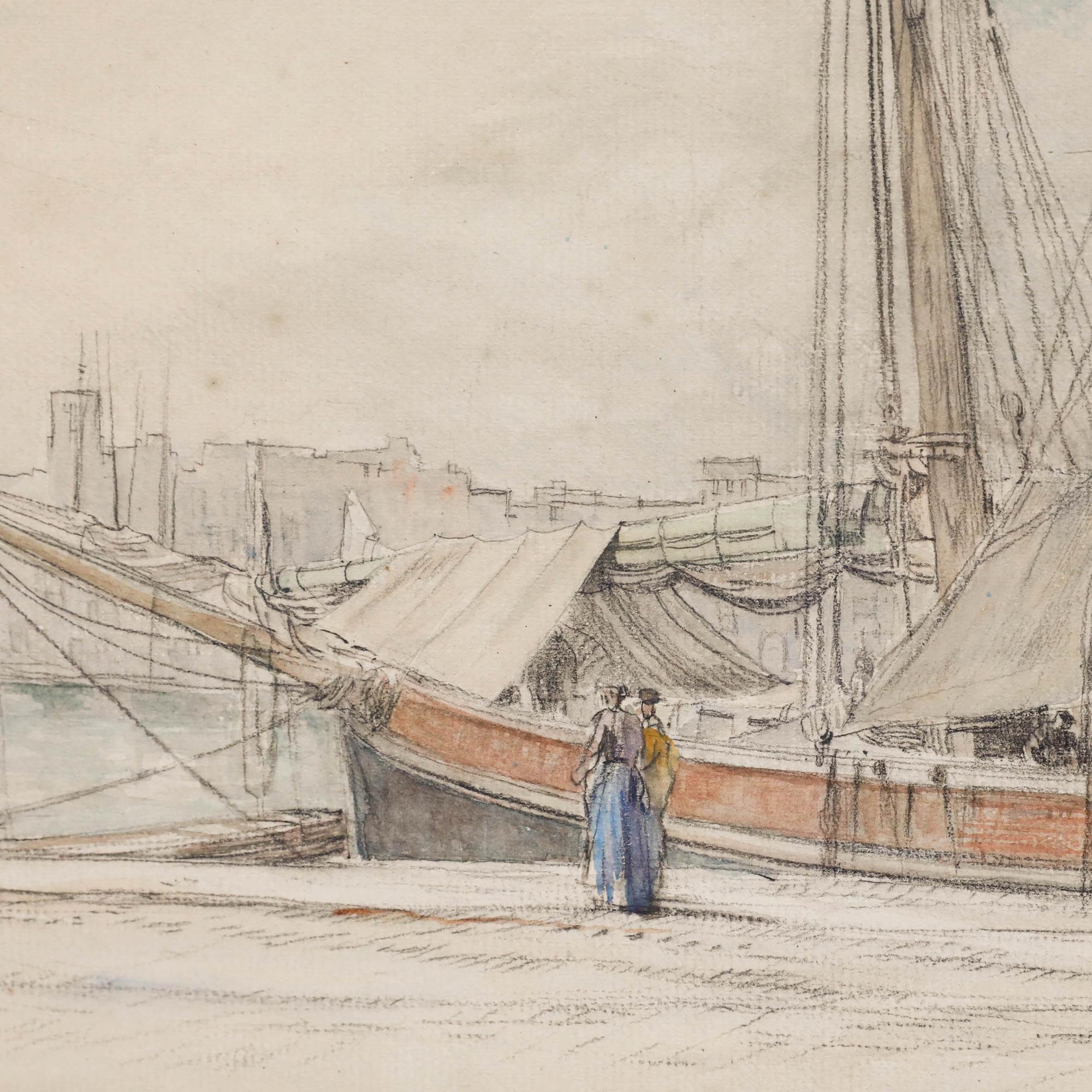 Esta obra en acuarela y grafito de Sir Henry George Rushbury representa una barcaza de vela amarrada, con figuras a lo largo del muelle. Firmado en la parte inferior derecha. Presentado en un marco de madera lavada y efecto dorado. Sobre papel de