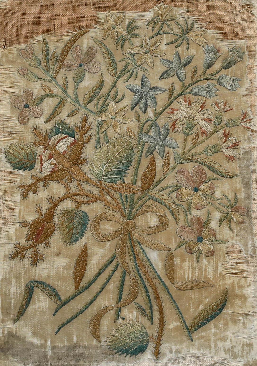 Une délicate broderie de George III représentant un bouquet de fleurs. Bien présenté dans un cadre à effet doré avec une monture brune. Sur la soie.