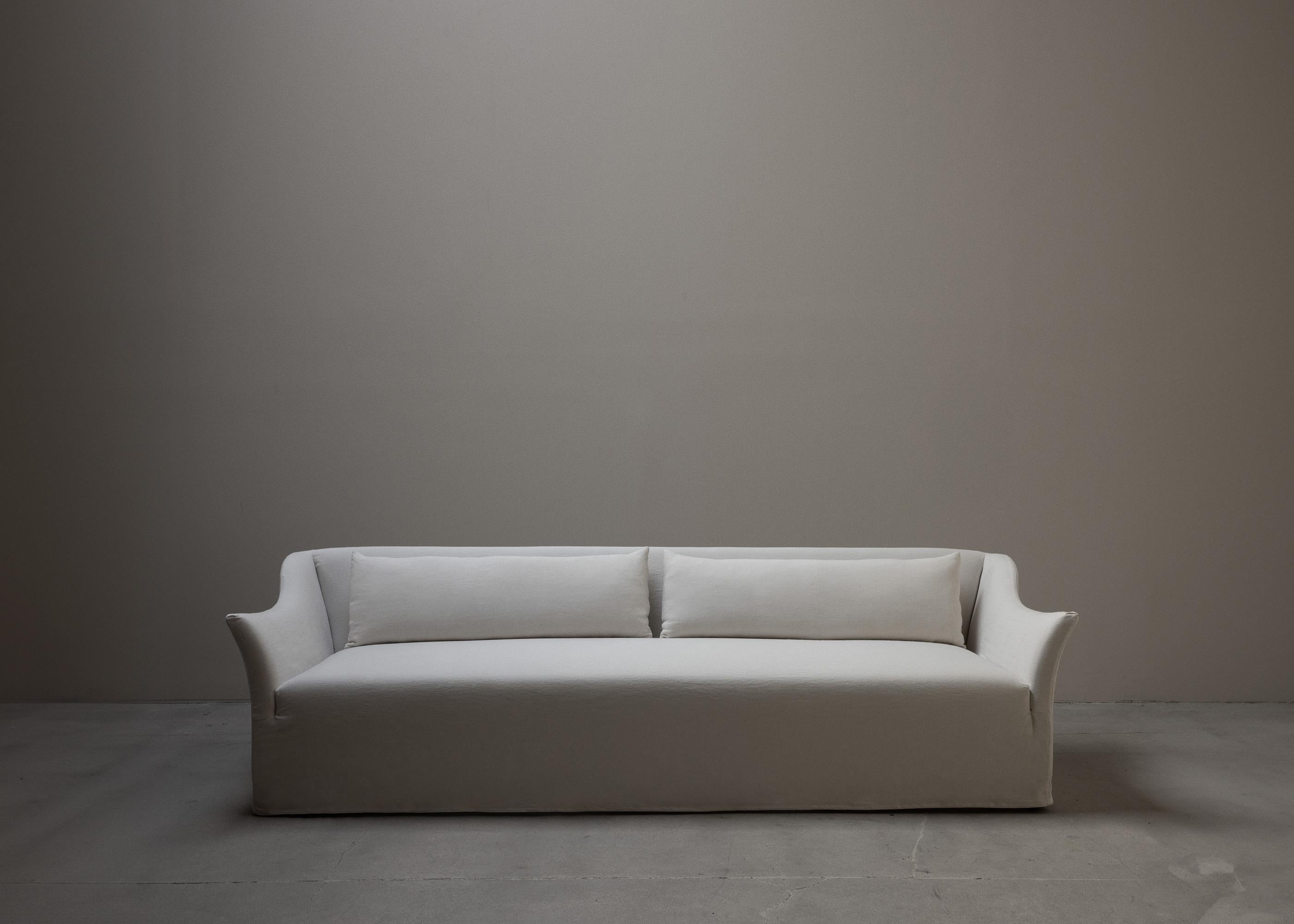 LA SILHOUETTE À TOMBER PAR TERRE QUI S'ADAPTE À TOUTES LES PIÈCES.

Deux coussins allongés flottent au dos du canapé Ghost et lui confèrent une aisance qui ne dément pas sa sophistication. Il est doté d'une banquette simple et élégante et