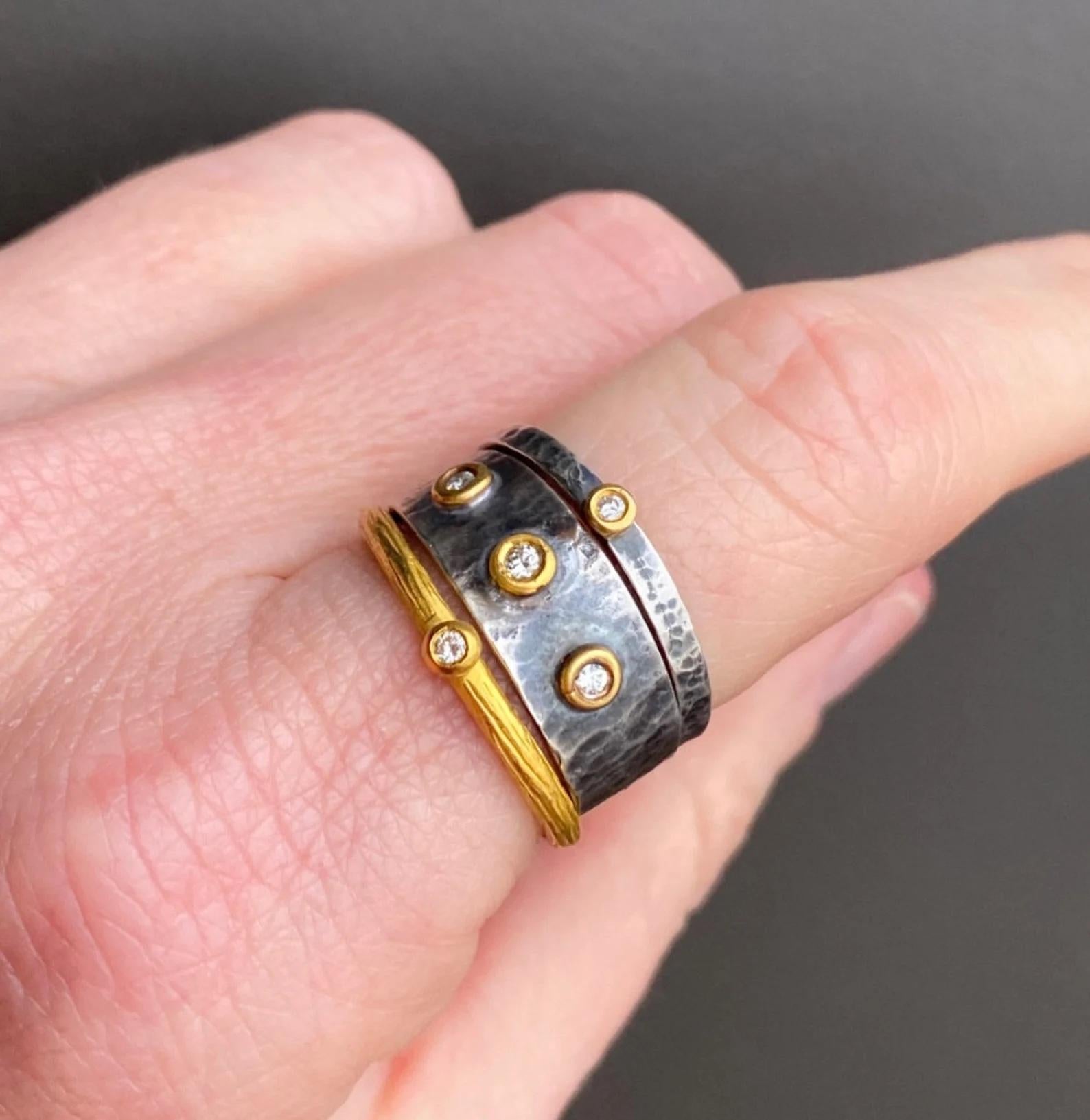 0,02 Karat, Tiny 24K Gold & Silber Stacker, Stapelbarer strukturierter Ring mit Diamant im Angebot 3
