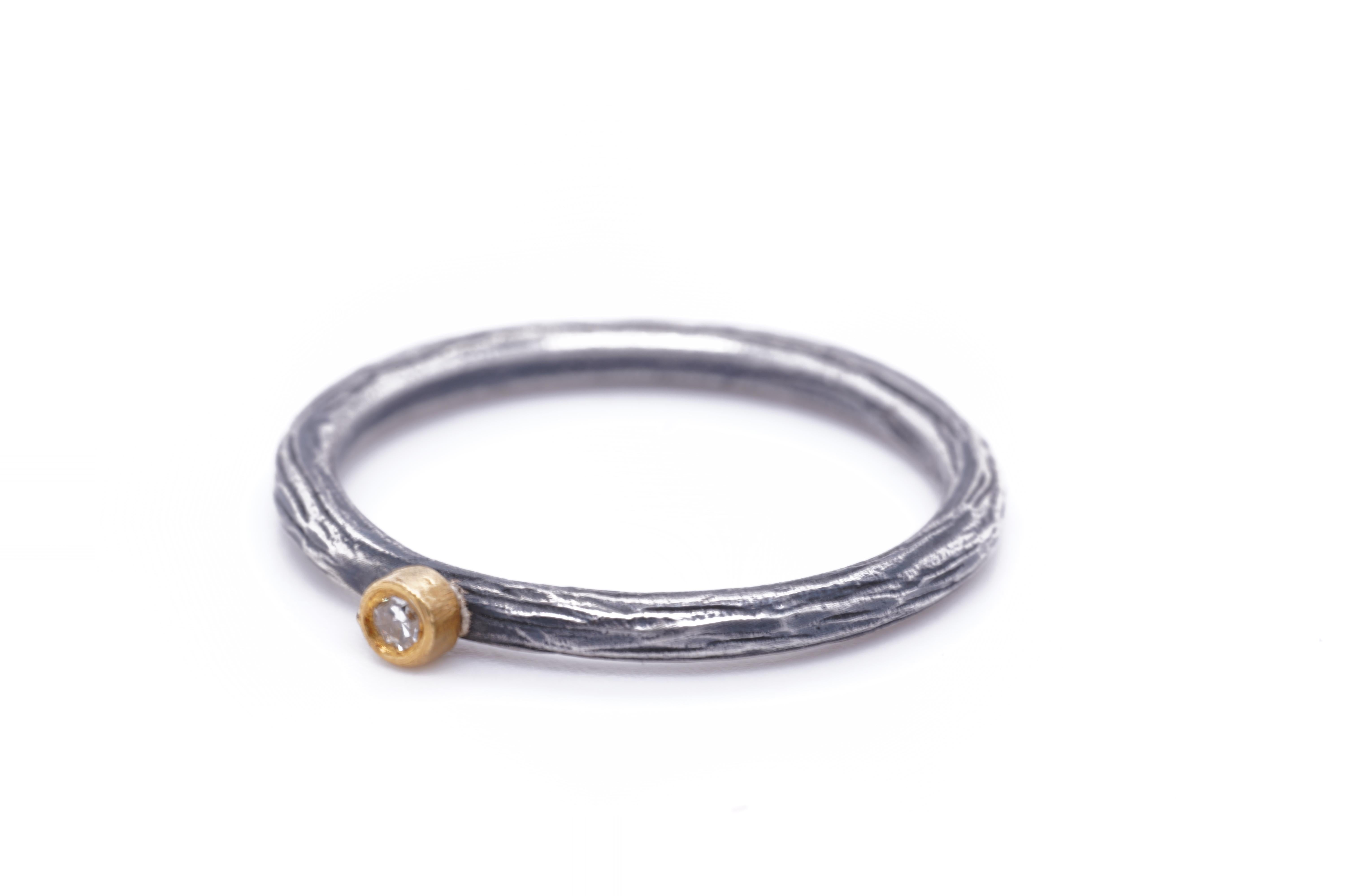 0,02 Karat, Tiny 24K Gold & Silber Stacker, Stapelbarer strukturierter Ring mit Diamant im Angebot 1