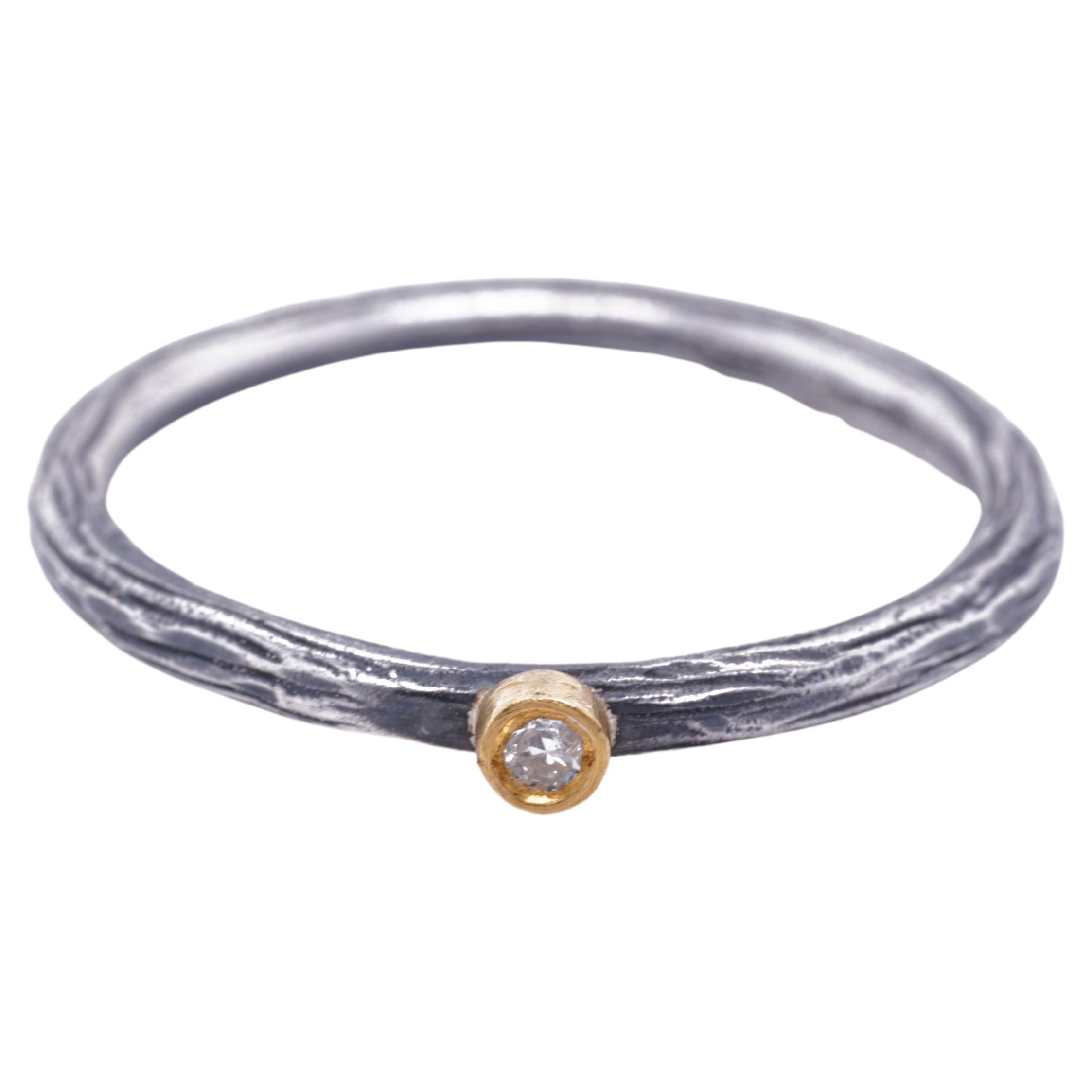 0,02 Karat, Tiny 24K Gold & Silber Stacker, Stapelbarer strukturierter Ring mit Diamant