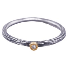 0,02 Karat, Tiny 24K Gold & Silber Stacker, Stapelbarer strukturierter Ring mit Diamant