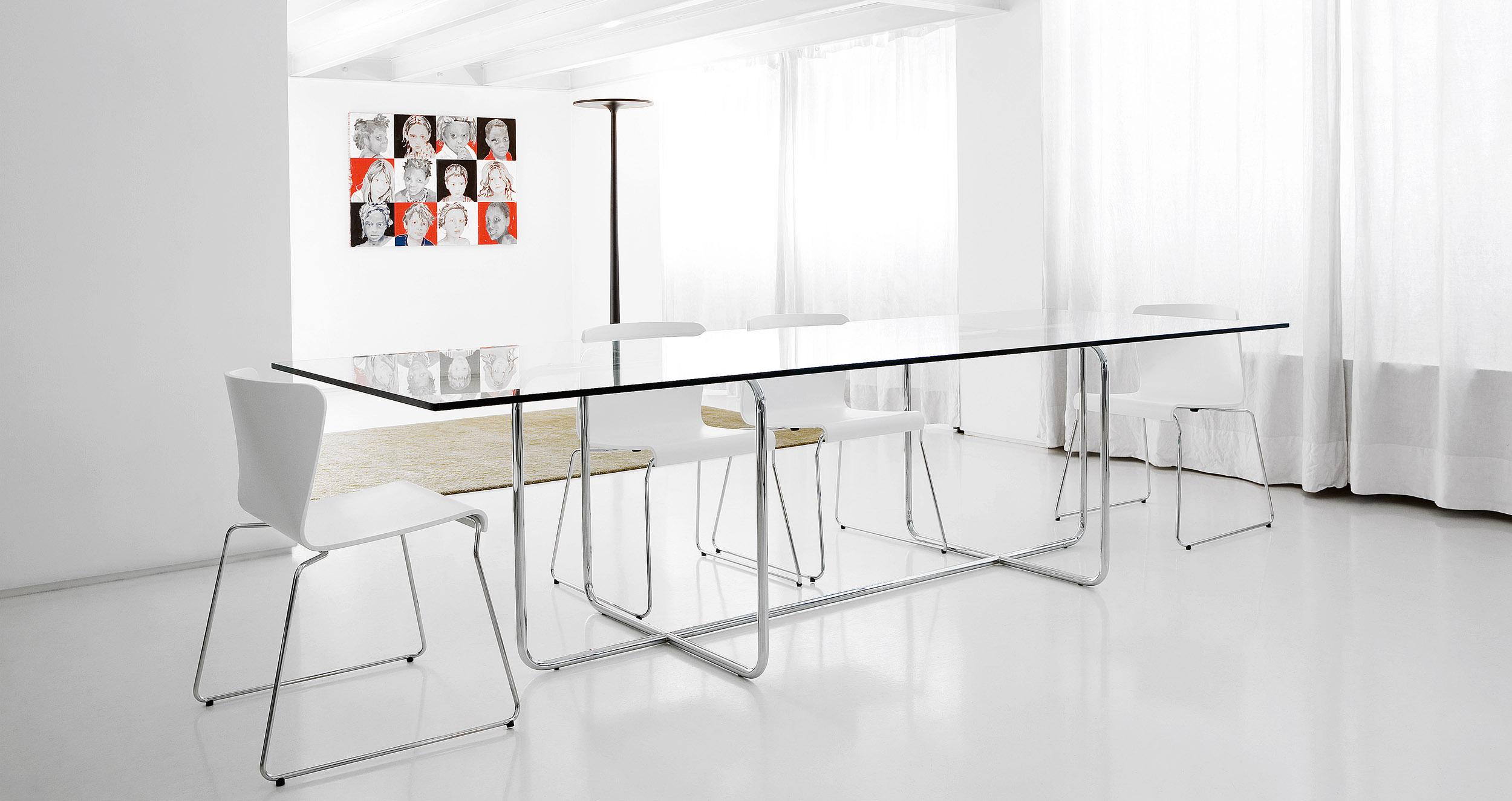 Table de salle à manger Crystal 002.09 XP par spHaus
Conçu par Filippo Dell'Orto
Dimensions : 105 x 280 x 74,3 cm : D 105 x L 280 x H 74,3 cm.
MATERIAL : Steele, cristal clair.

La table est composée d'un cadre tubulaire en acier et d'un plateau en