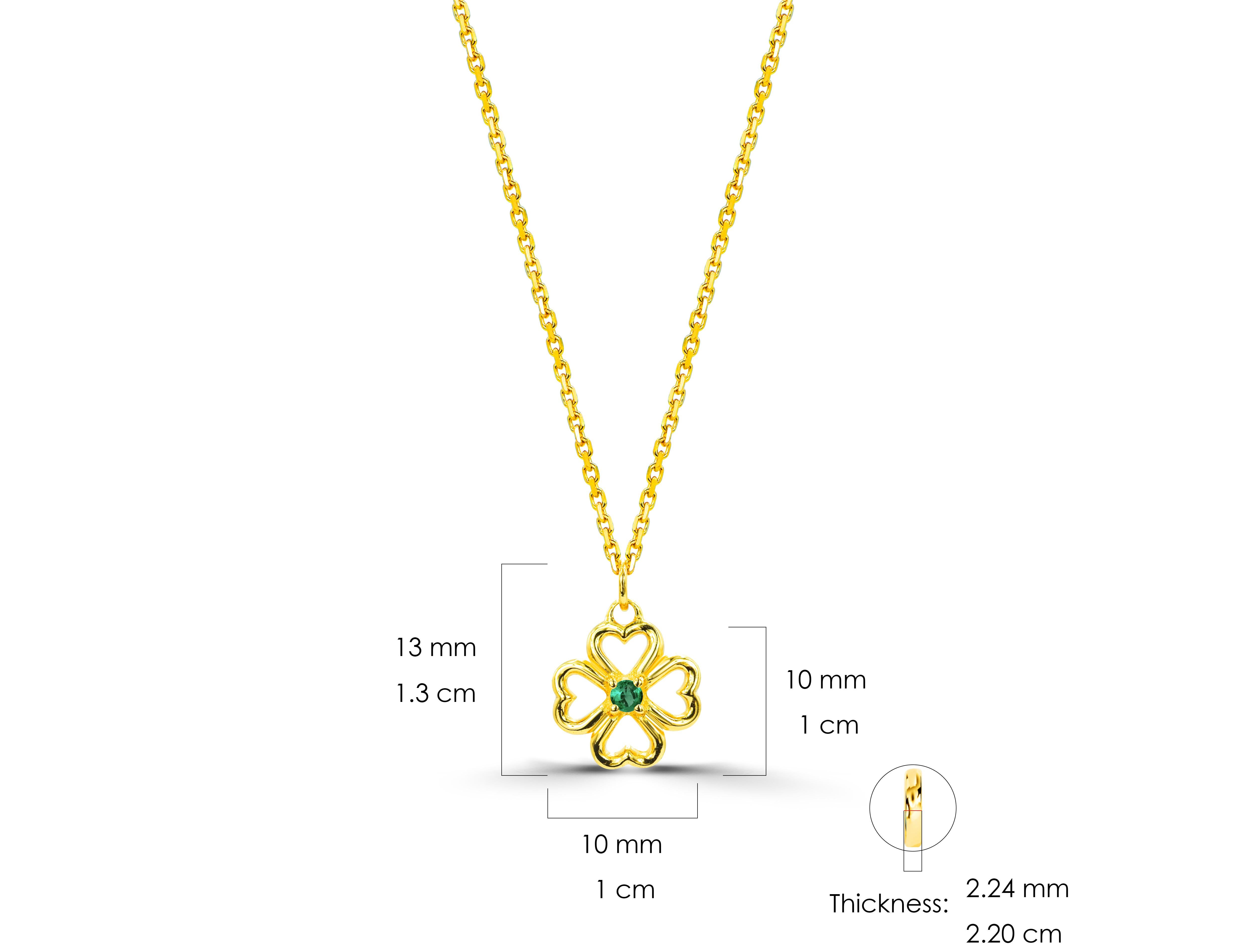 0.04 Ct Emerald, Ruby and Sapphire Clover Necklace in 14K Gold In New Condition For Sale In Bangkok, TH