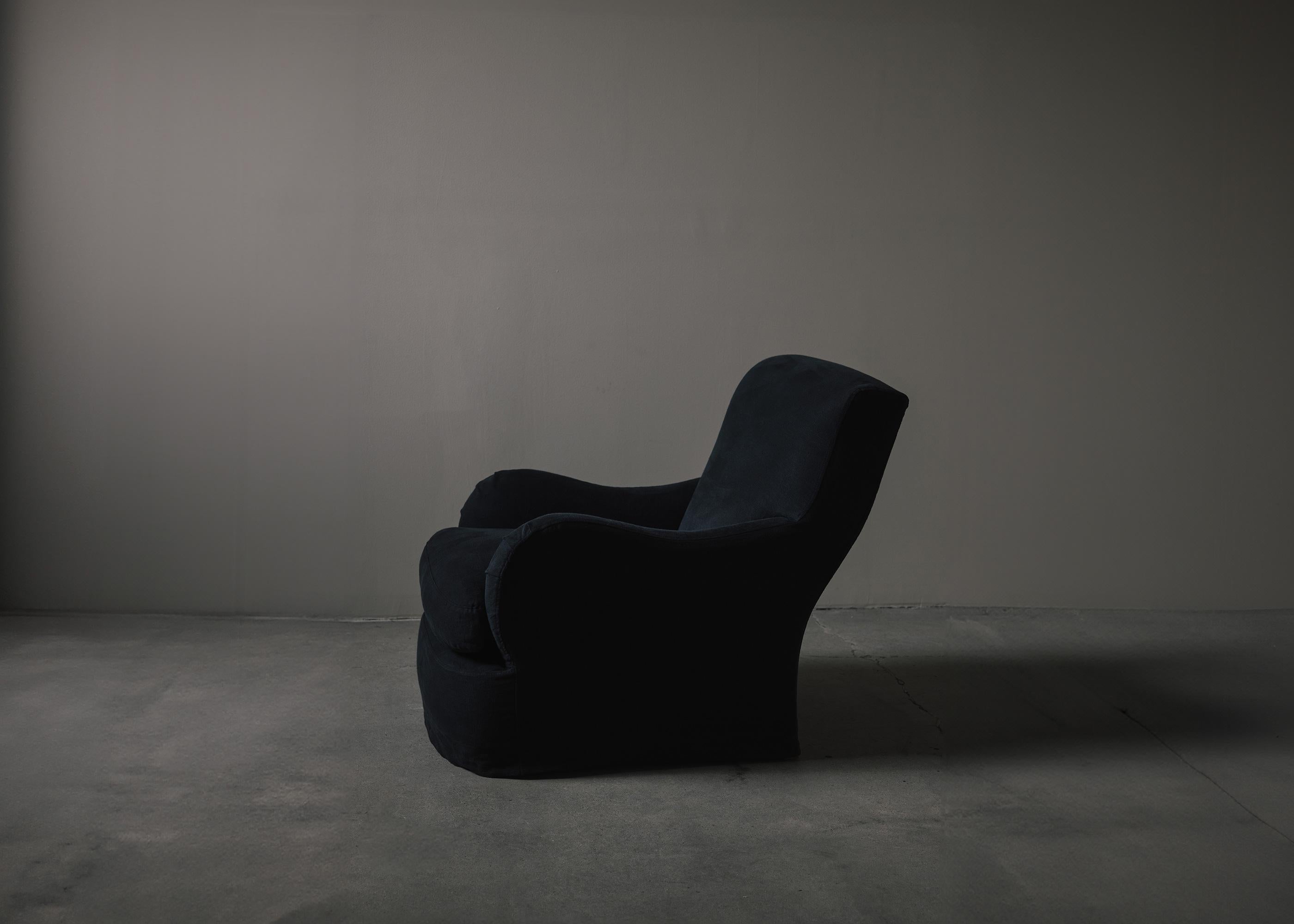 SEDUCTIVE LINES FOR LOUNGING

The Royal Lounger is a lesson in both relaxation and refinement. It is available slipcovered in Belgian stonewashed linen or fully upholstered in Italian milled cotton velvet, in Galerie Solis’s multiple considered