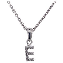 Pendentif en forme de lettre « E » orné d'un diamant de 0,04 ct, monté sur une chaîne de 18 pouces en or blanc 14 carats