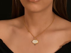 Collar de diamantes de 0,05 quilates y nácar de oro amarillo de 24 quilates con talla de pegaso