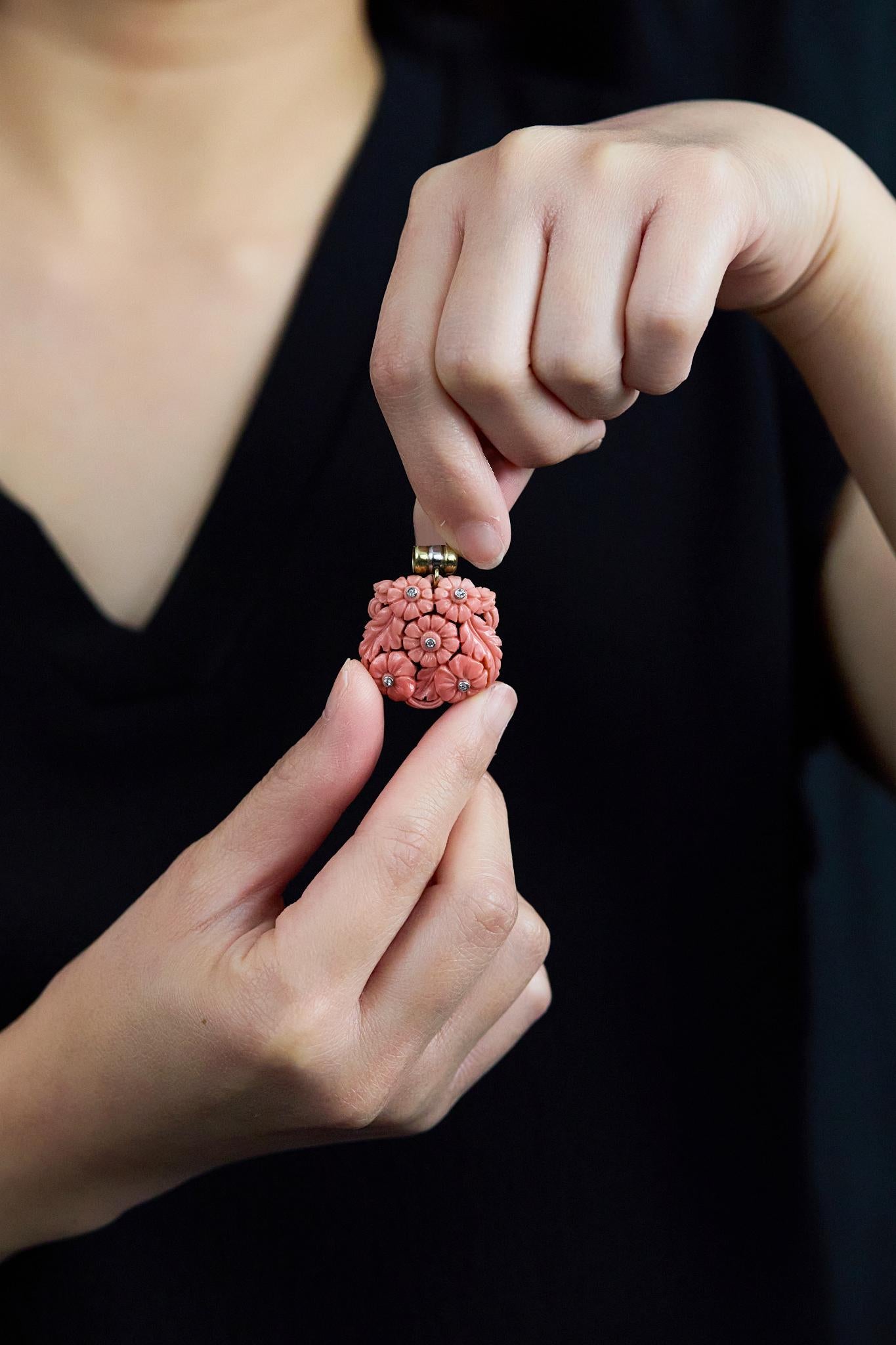 0,05 Karat Diamant-Korallen-Anhänger-Halskette aus zweifarbigem Gold (Rundschliff) im Angebot