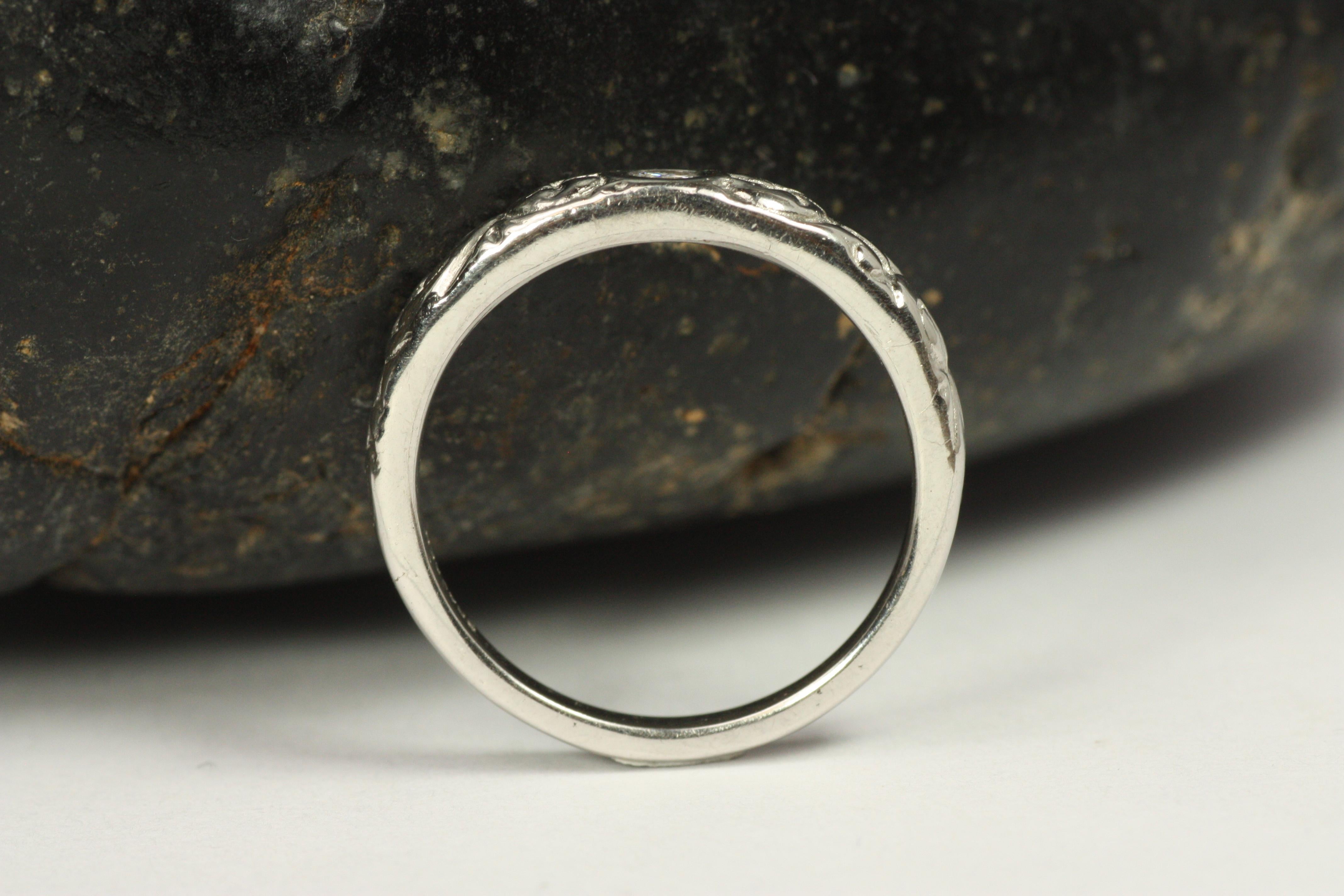 0.05 Carat Diamond Floral Pattern Platinum Solitaire Wedding Band Ring In New Condition For Sale In Santa Monica, CA