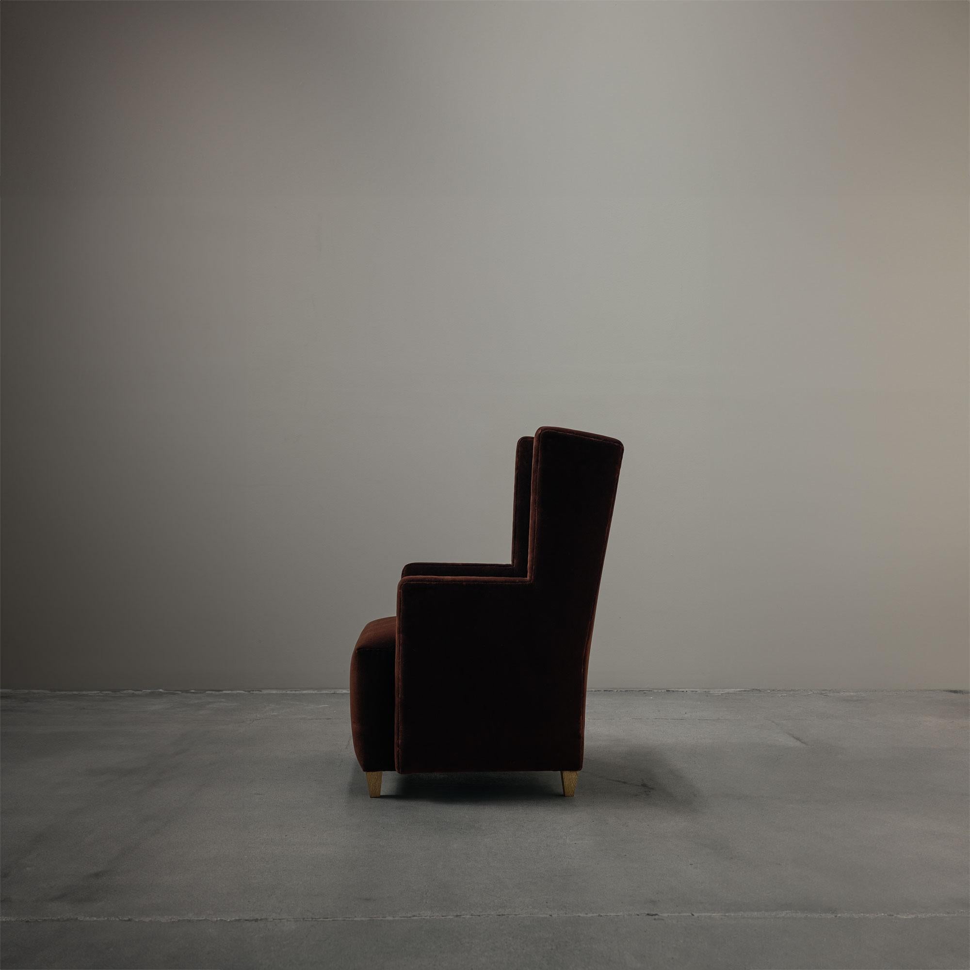 DER KÖNIGLICHE SITZ FÜR GEMÜTLICHE GESPRÄCHE

Der Reign Chair erinnert an die zeitlose Anziehungskraft des schwedischen Art déco, neu interpretiert durch eine zeitgenössische Linse. Gepolstert mit luxuriösen Galerie Solis-Stoffen - wie belgischem