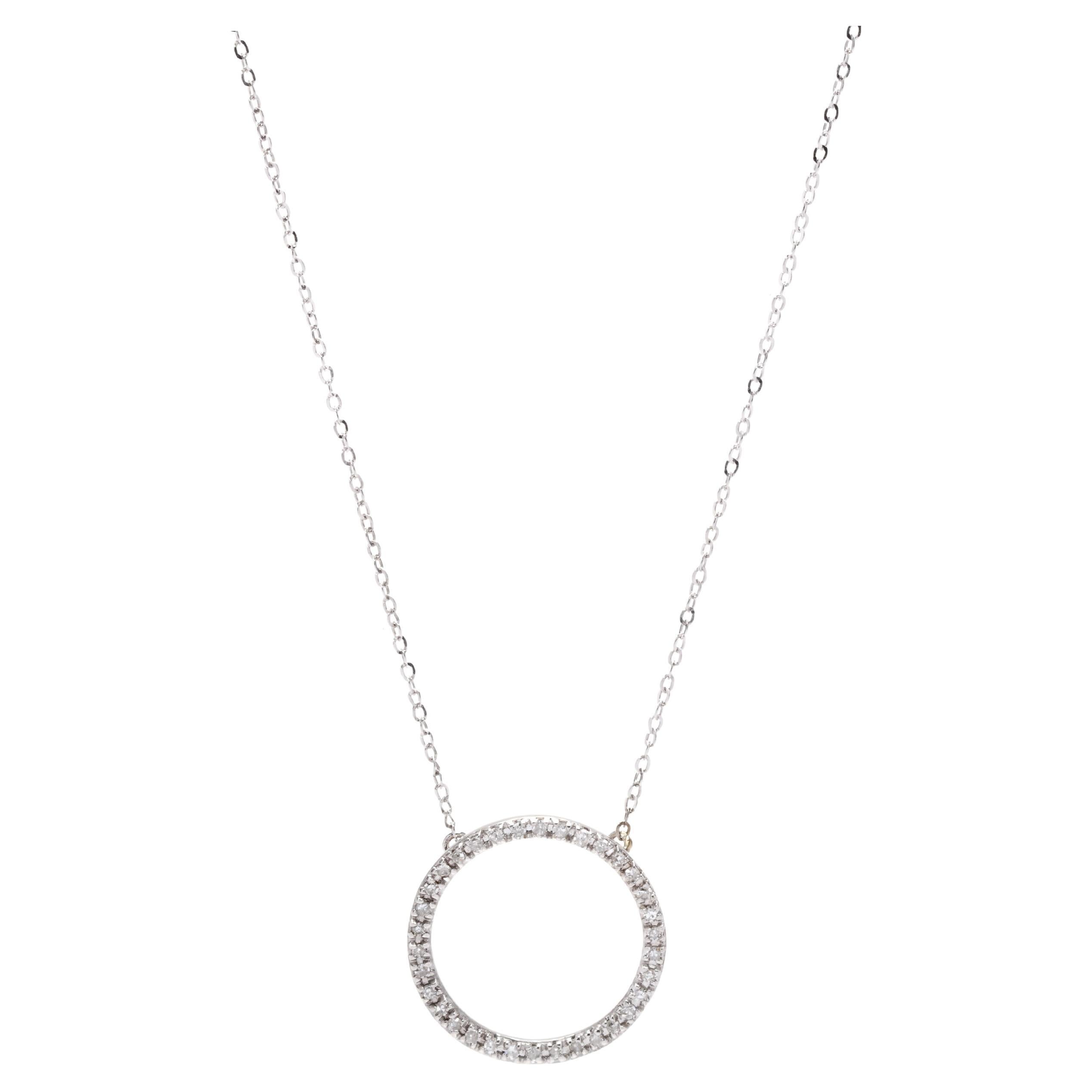 Collier pendentif cercle en or blanc 10K avec diamant de 0.05ctw, longueur 17 pouces en vente