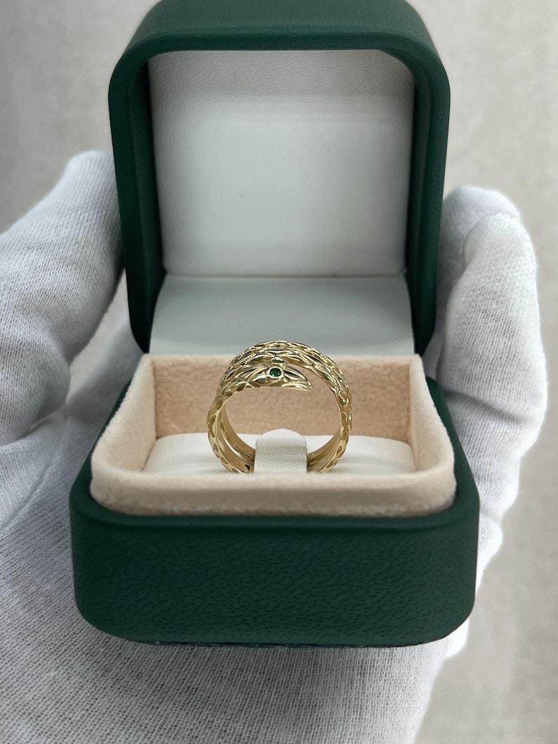 Anello con serpente dagli occhi di smeraldo da 0,05tcw 14K - Anello con design a serpente testurizzato in oro 585 in vendita 4