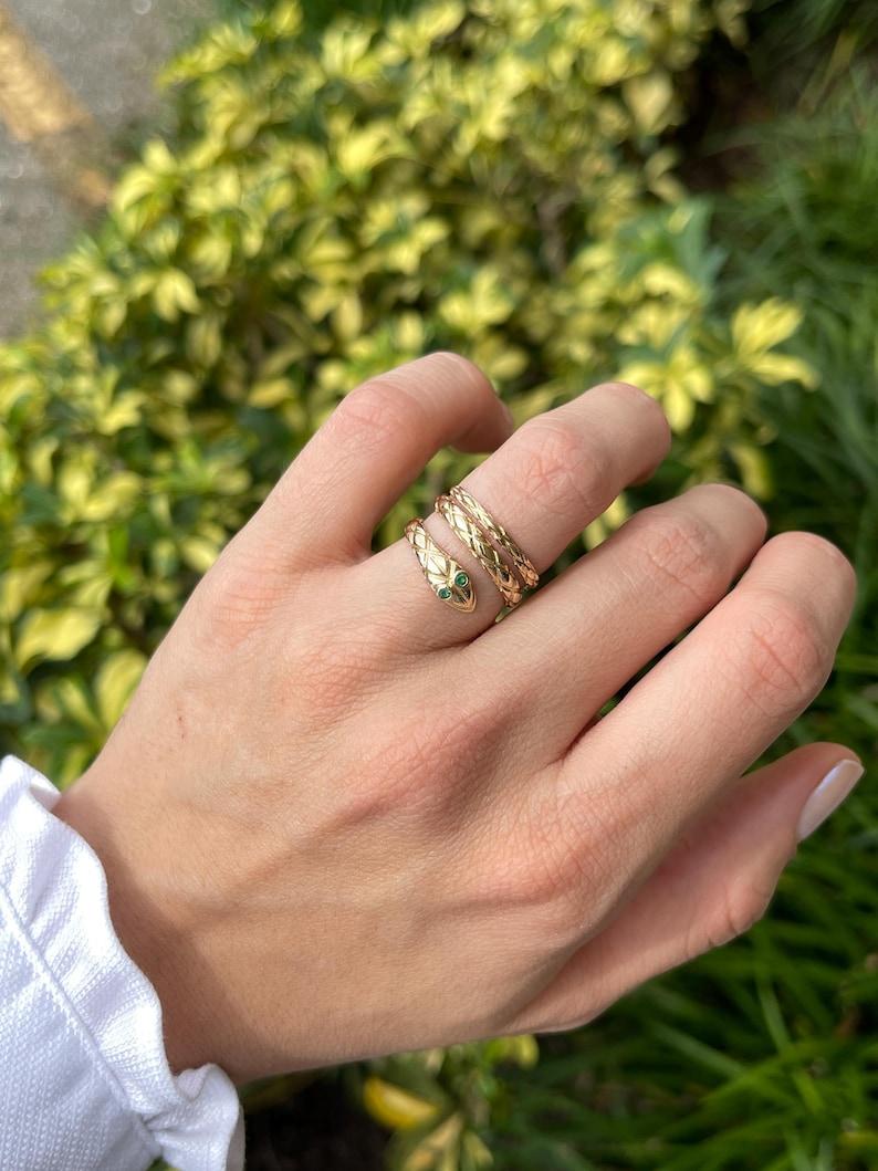 Moderno Anello con serpente dagli occhi di smeraldo da 0,05tcw 14K - Anello con design a serpente testurizzato in oro 585 in vendita
