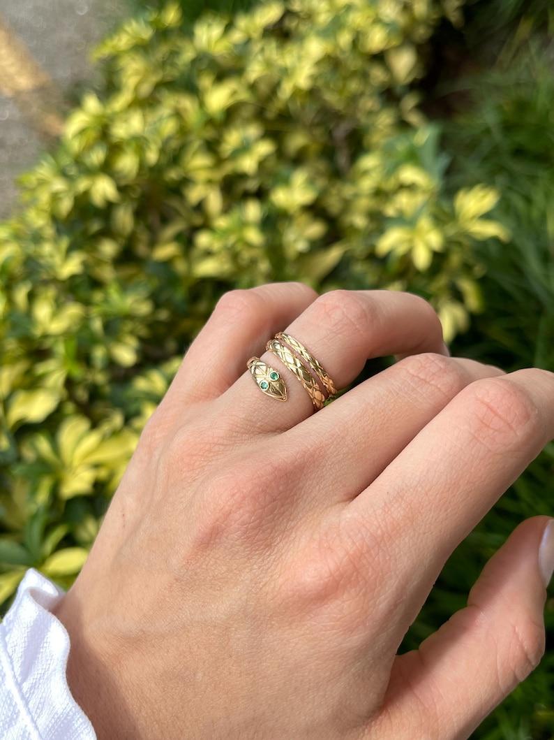 Taglio smeraldo Anello con serpente dagli occhi di smeraldo da 0,05tcw 14K - Anello con design a serpente testurizzato in oro 585 in vendita