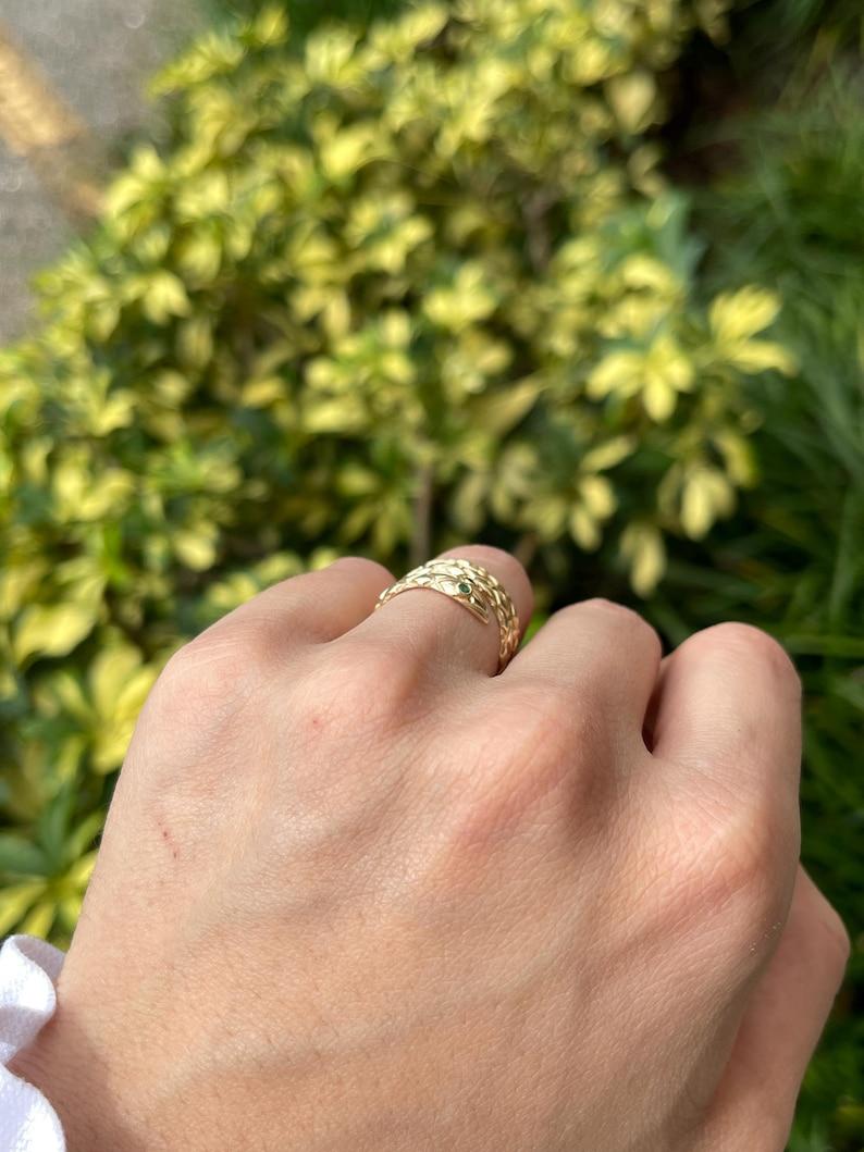 Anello con serpente dagli occhi di smeraldo da 0,05tcw 14K - Anello con design a serpente testurizzato in oro 585 In condizioni Nuovo in vendita a Jupiter, FL