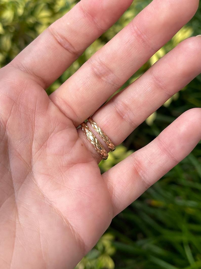 Donna Anello con serpente dagli occhi di smeraldo da 0,05tcw 14K - Anello con design a serpente testurizzato in oro 585 in vendita