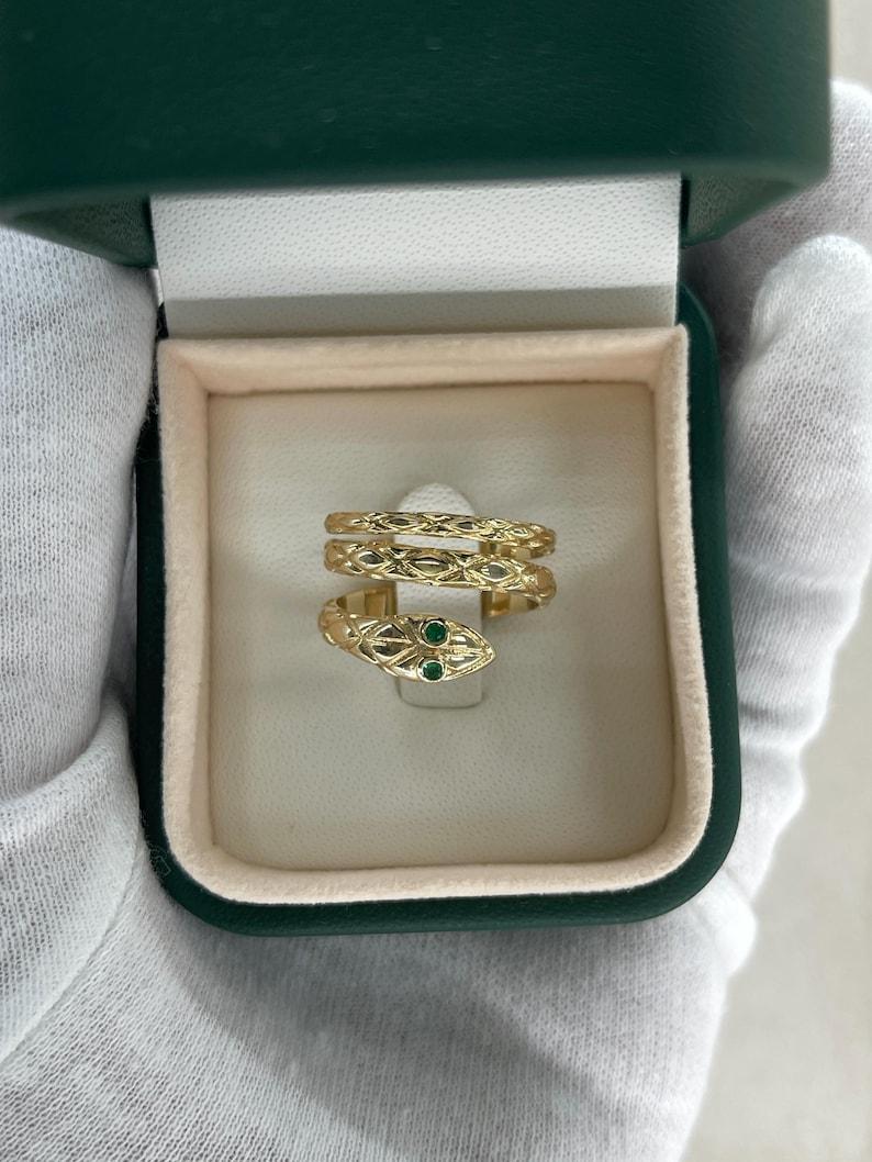 Anello con serpente dagli occhi di smeraldo da 0,05tcw 14K - Anello con design a serpente testurizzato in oro 585 in vendita 1
