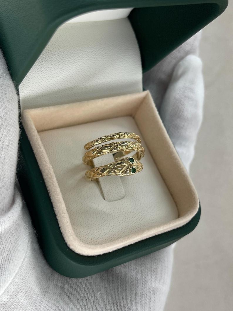 Anello con serpente dagli occhi di smeraldo da 0,05tcw 14K - Anello con design a serpente testurizzato in oro 585 in vendita 2